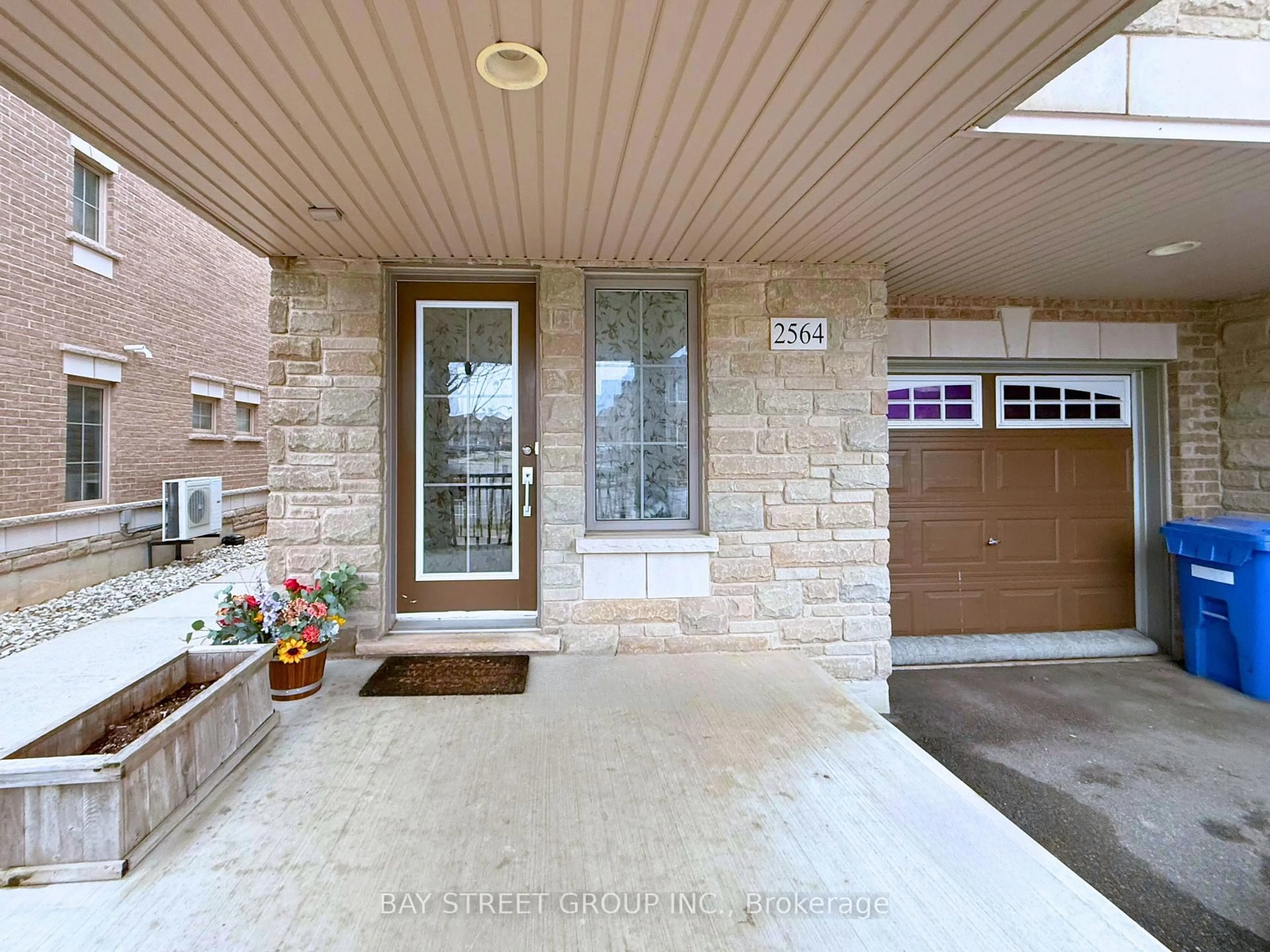 Indoor entryway for 2564 Grand Oak Tr, Oakville Ontario L6M 0S4
