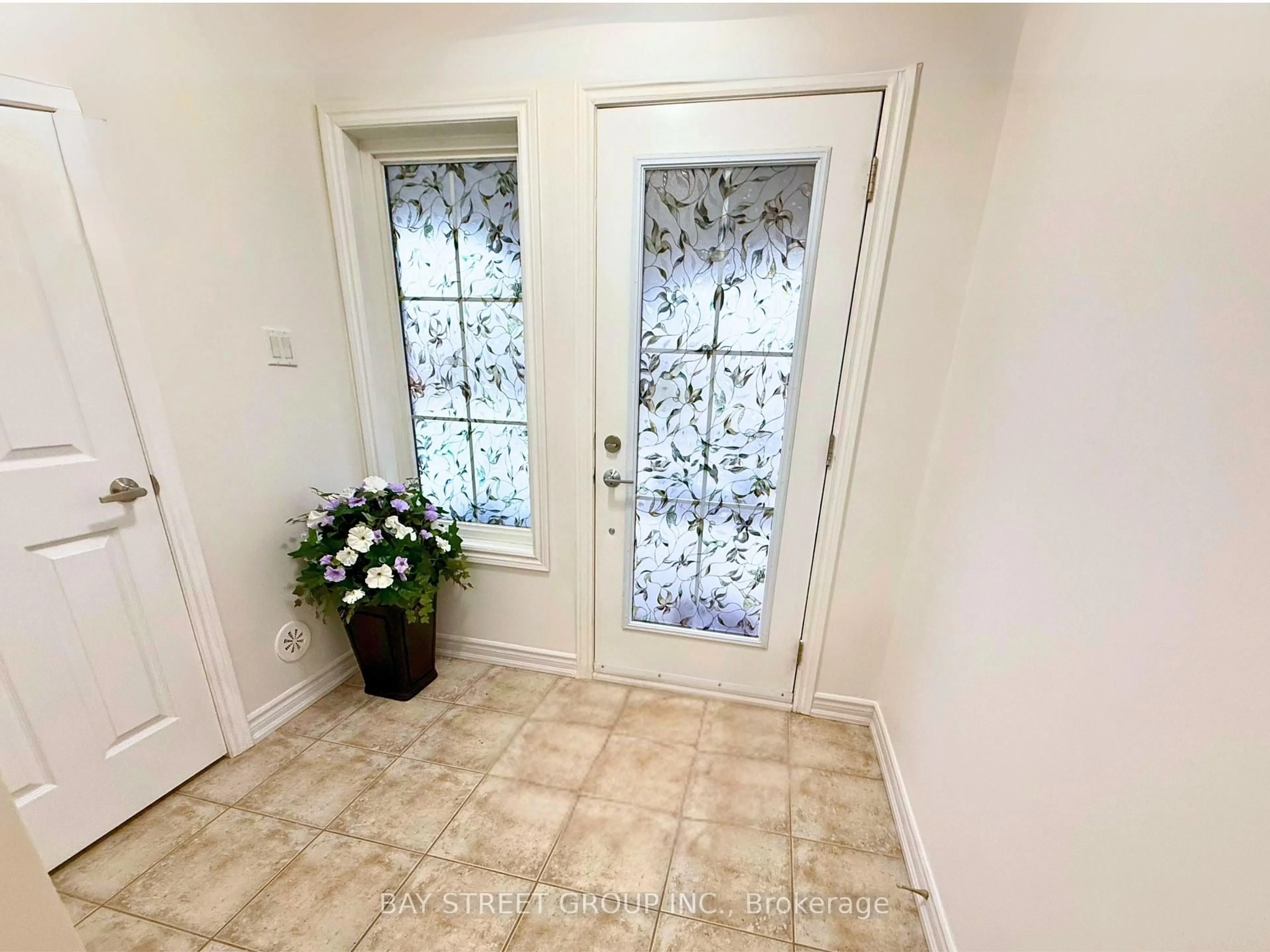 Indoor entryway for 2564 Grand Oak Tr, Oakville Ontario L6M 0S4