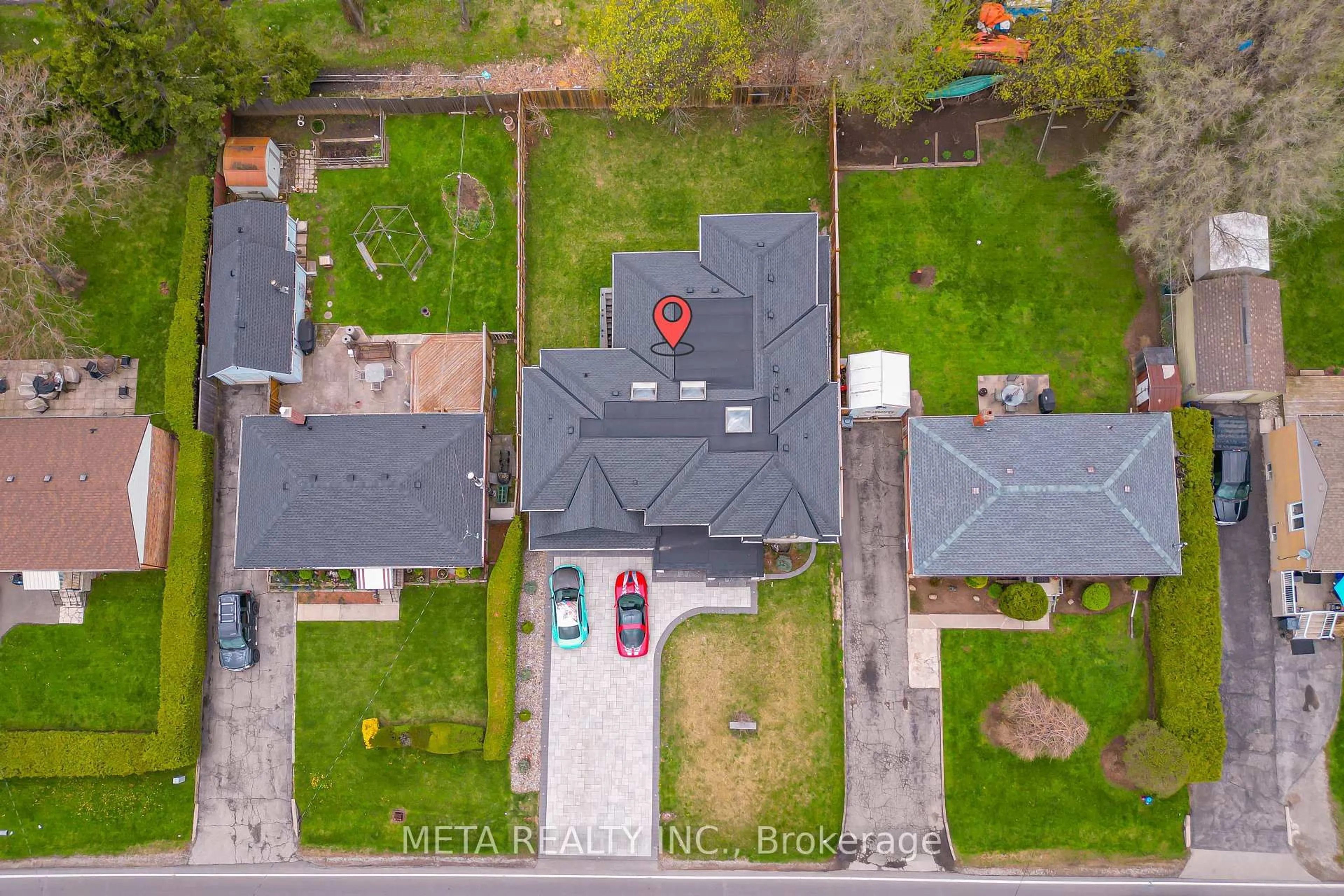 A pic from outside/outdoor area/front of a property/back of a property/a pic from drone, street for 1035 Pinegrove Rd, Oakville Ontario L6L 2W3