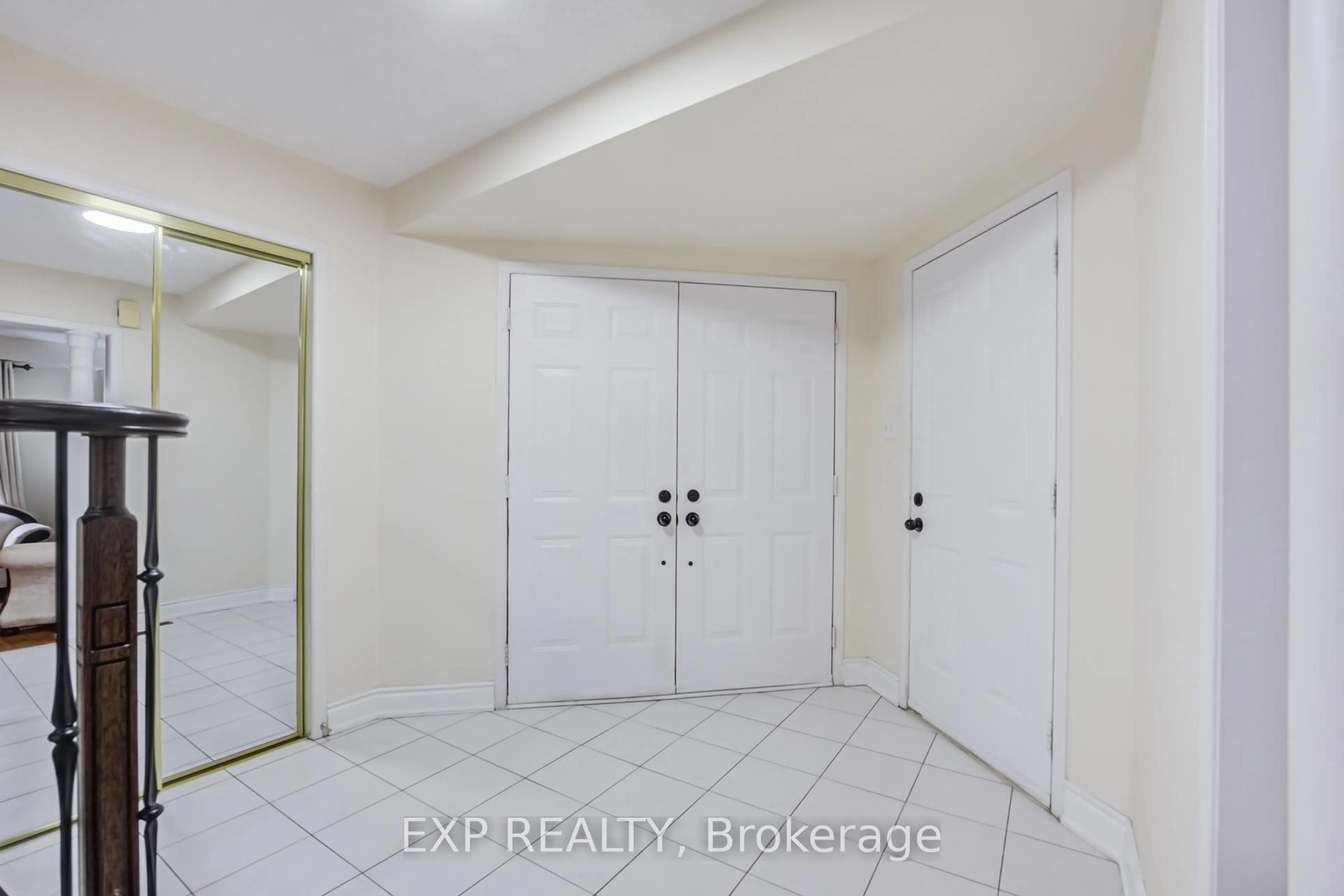 Indoor entryway for 7 Flaming Oak Crt, Brampton Ontario L6Y 4G5