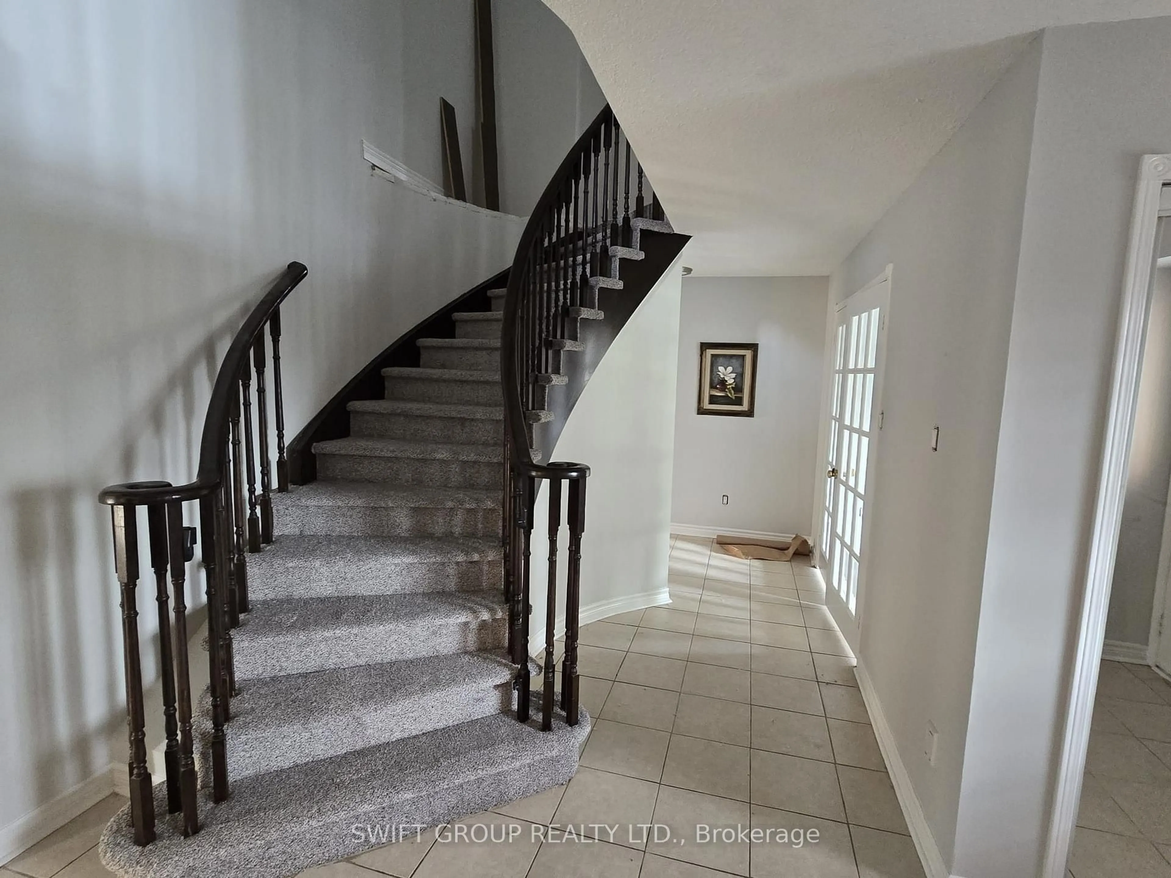 Indoor foyer for 18 Samson Crt, Brampton Ontario L6Y 3M4