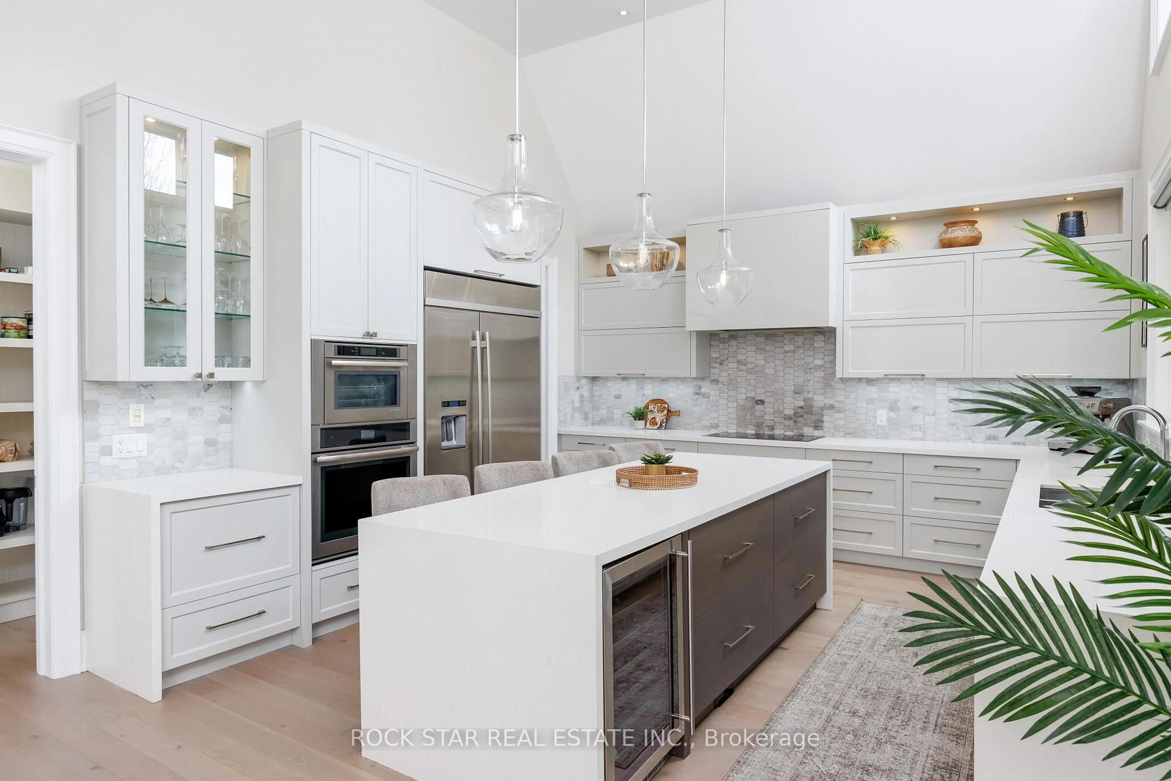 Contemporary kitchen, unknown for 2443 Applewood Dr, Oakville Ontario L6L 1V7