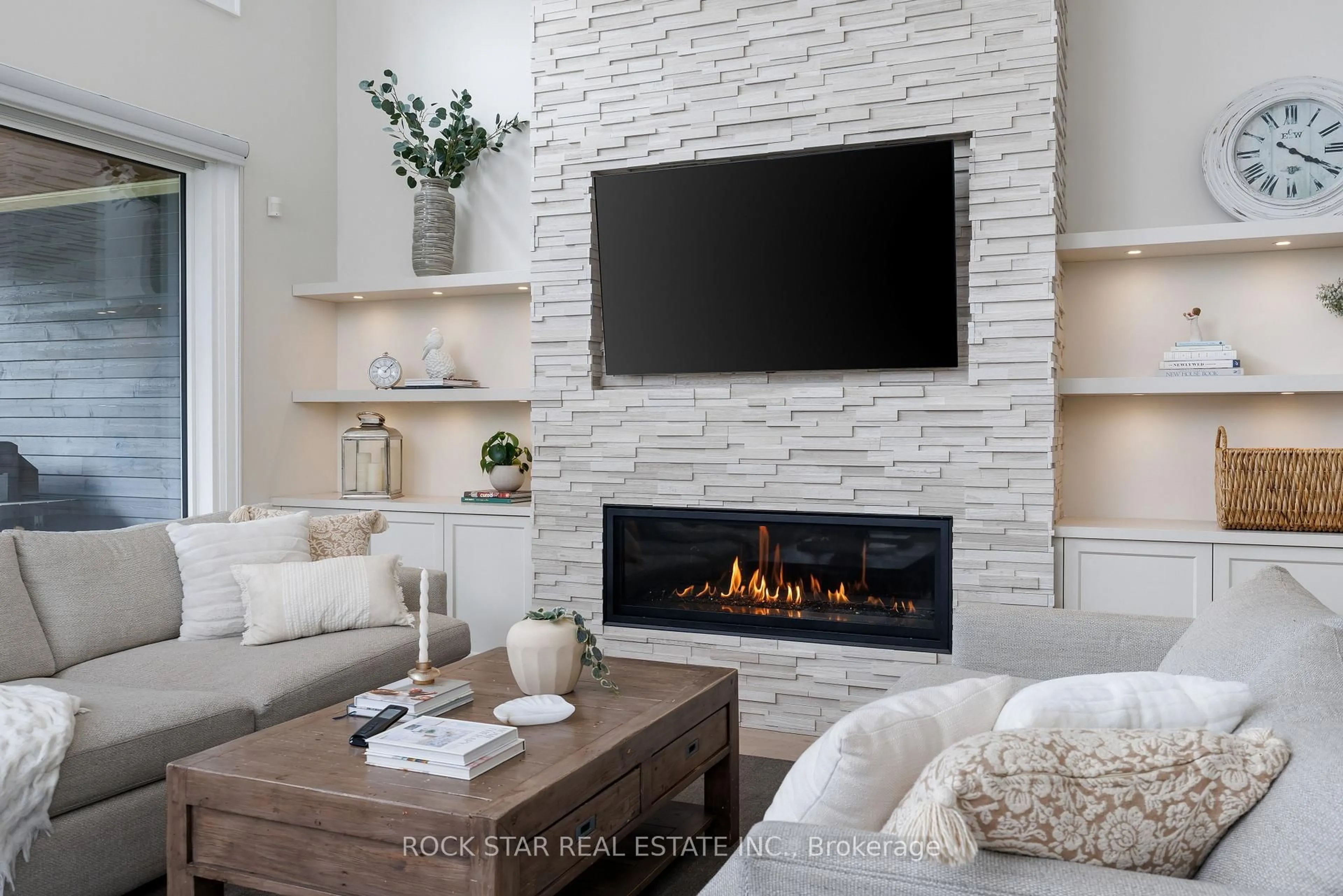 Home theater for 2443 Applewood Dr, Oakville Ontario L6L 1V7