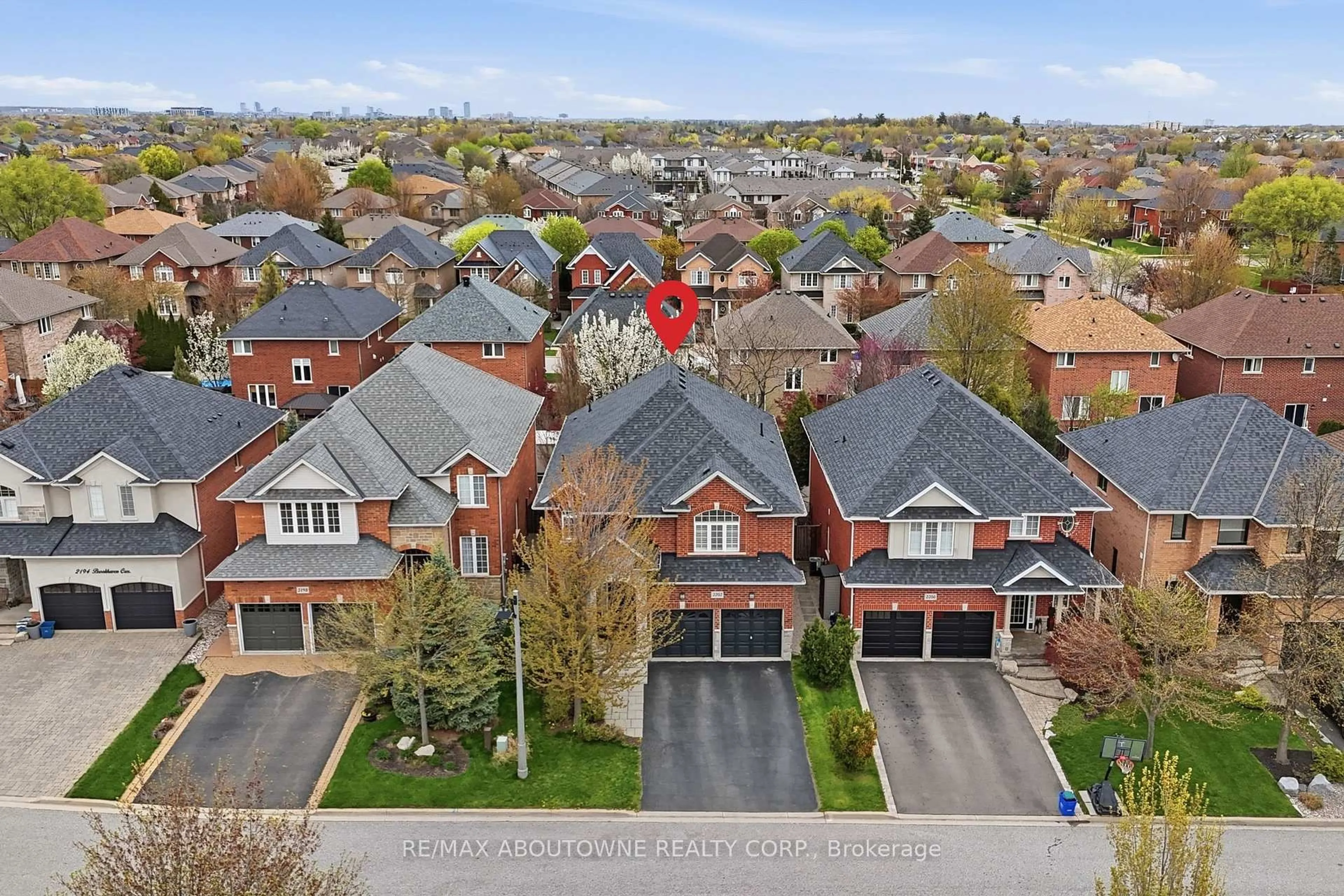 A pic from outside/outdoor area/front of a property/back of a property/a pic from drone, street for 2202 Brookhaven Cres, Oakville Ontario L6M 5B8