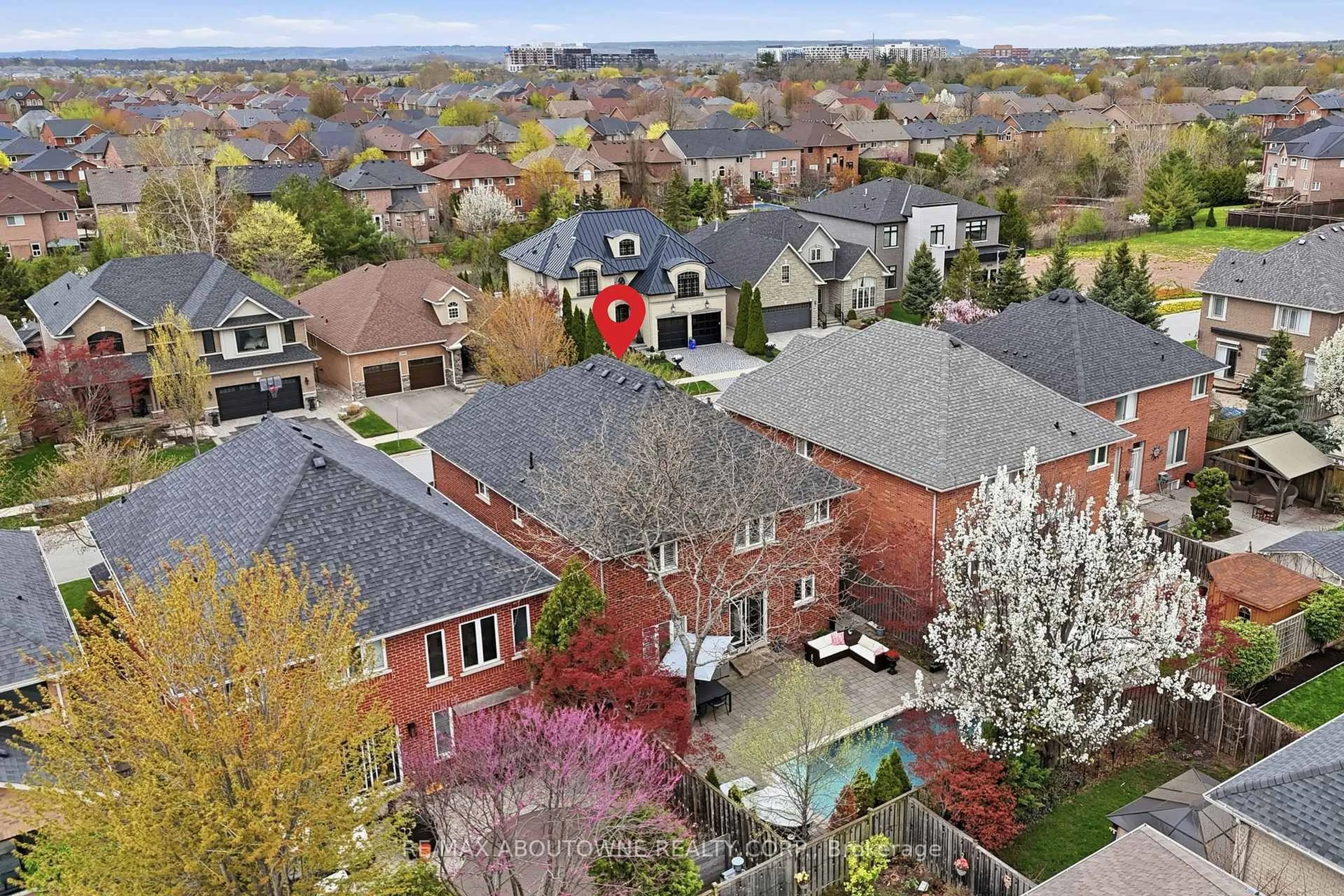A pic from outside/outdoor area/front of a property/back of a property/a pic from drone, unknown for 2202 Brookhaven Cres, Oakville Ontario L6M 5B8