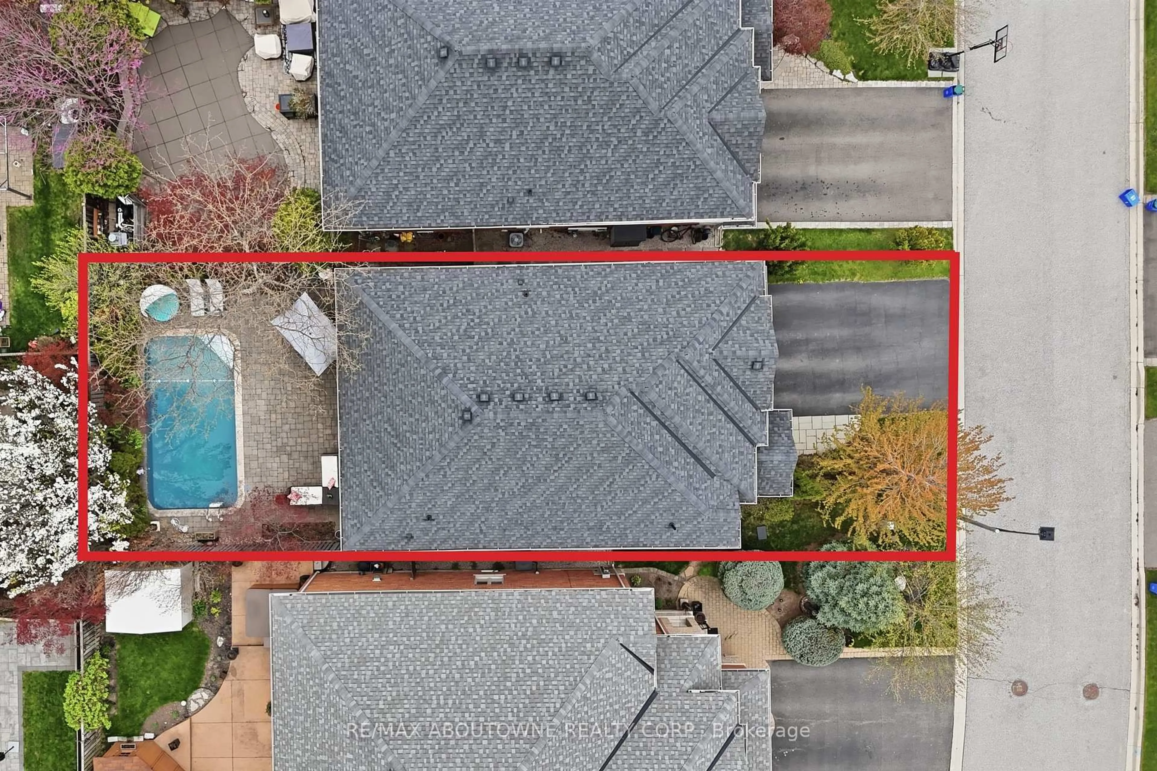 A pic from outside/outdoor area/front of a property/back of a property/a pic from drone, street for 2202 Brookhaven Cres, Oakville Ontario L6M 5B8