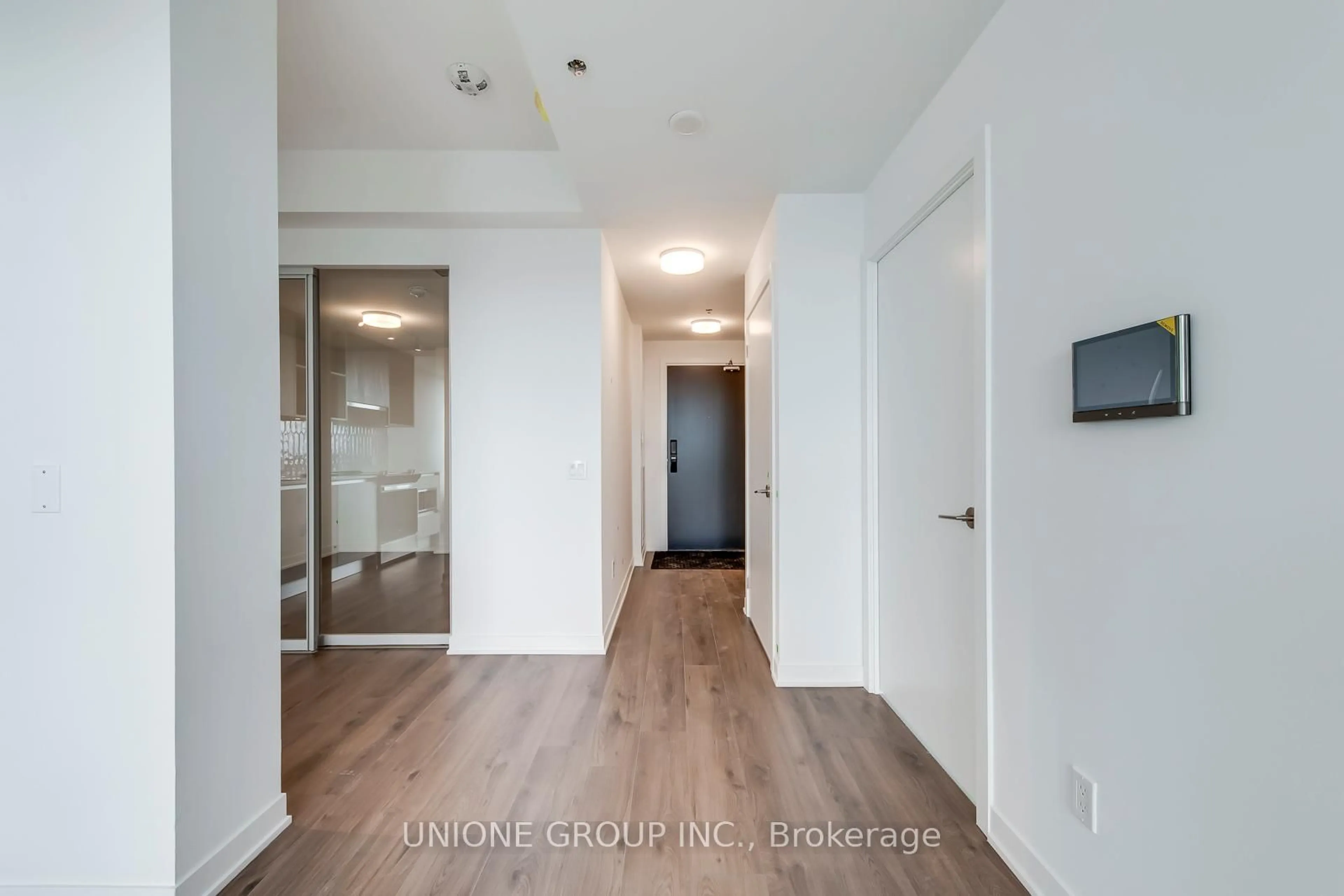 Indoor entryway for 405 Dundas St #407, Oakville Ontario L6M 5P9