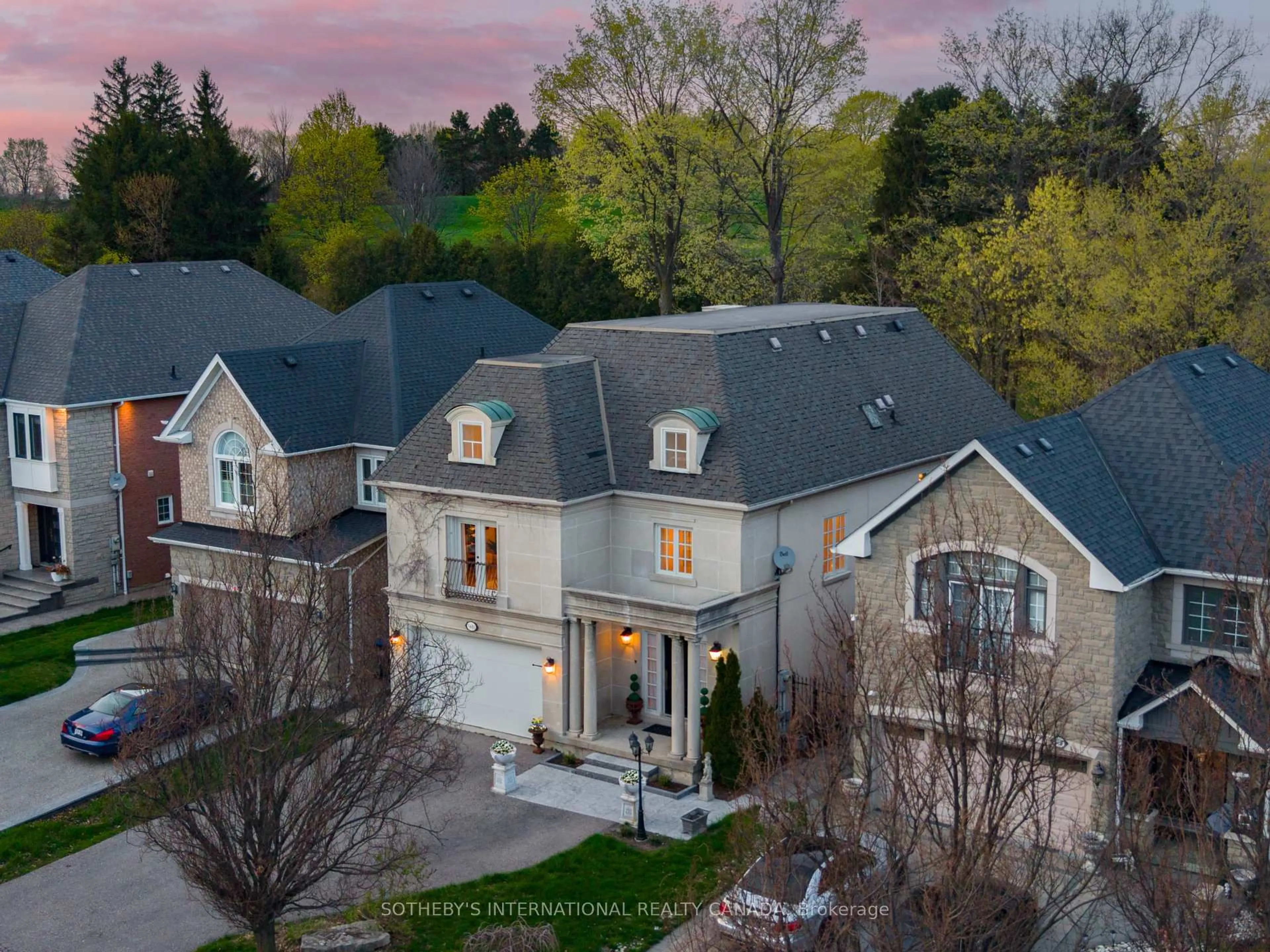 A pic from outside/outdoor area/front of a property/back of a property/a pic from drone, street for 5481 Middleport Cres, Mississauga Ontario L4Z 3V2