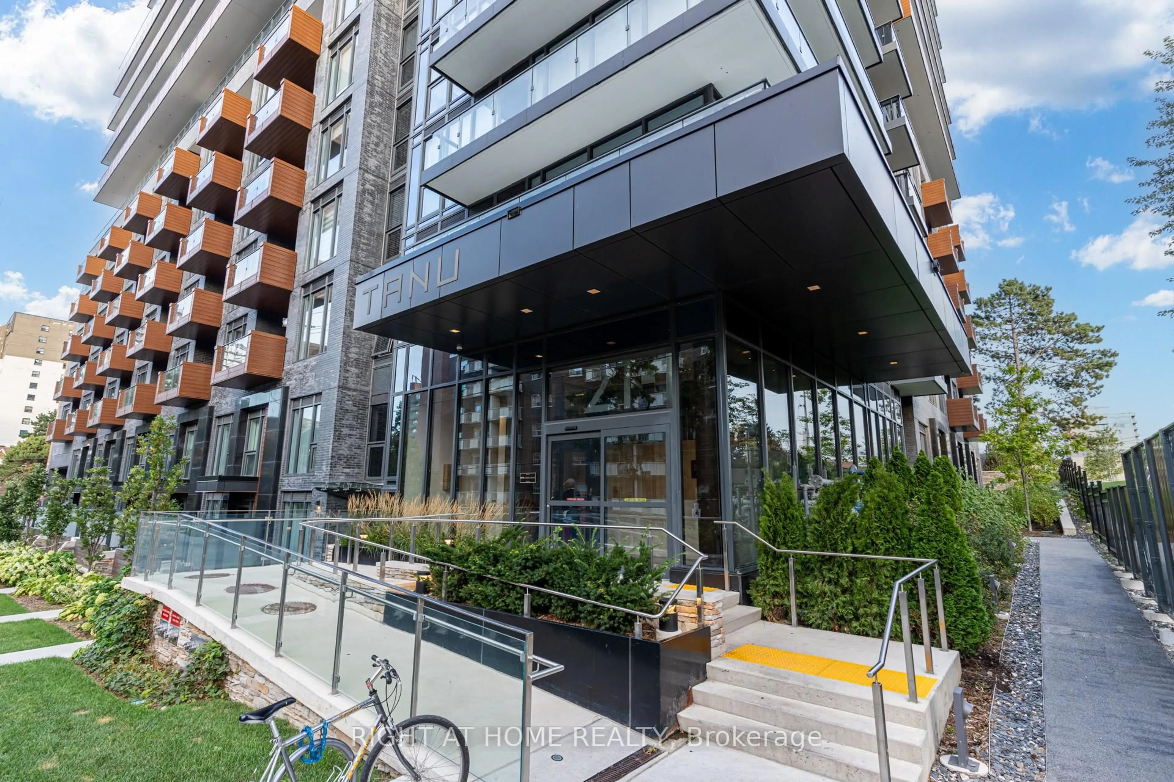 Patio, unknown for 21 Park St #506, Mississauga Ontario L5G 0C2