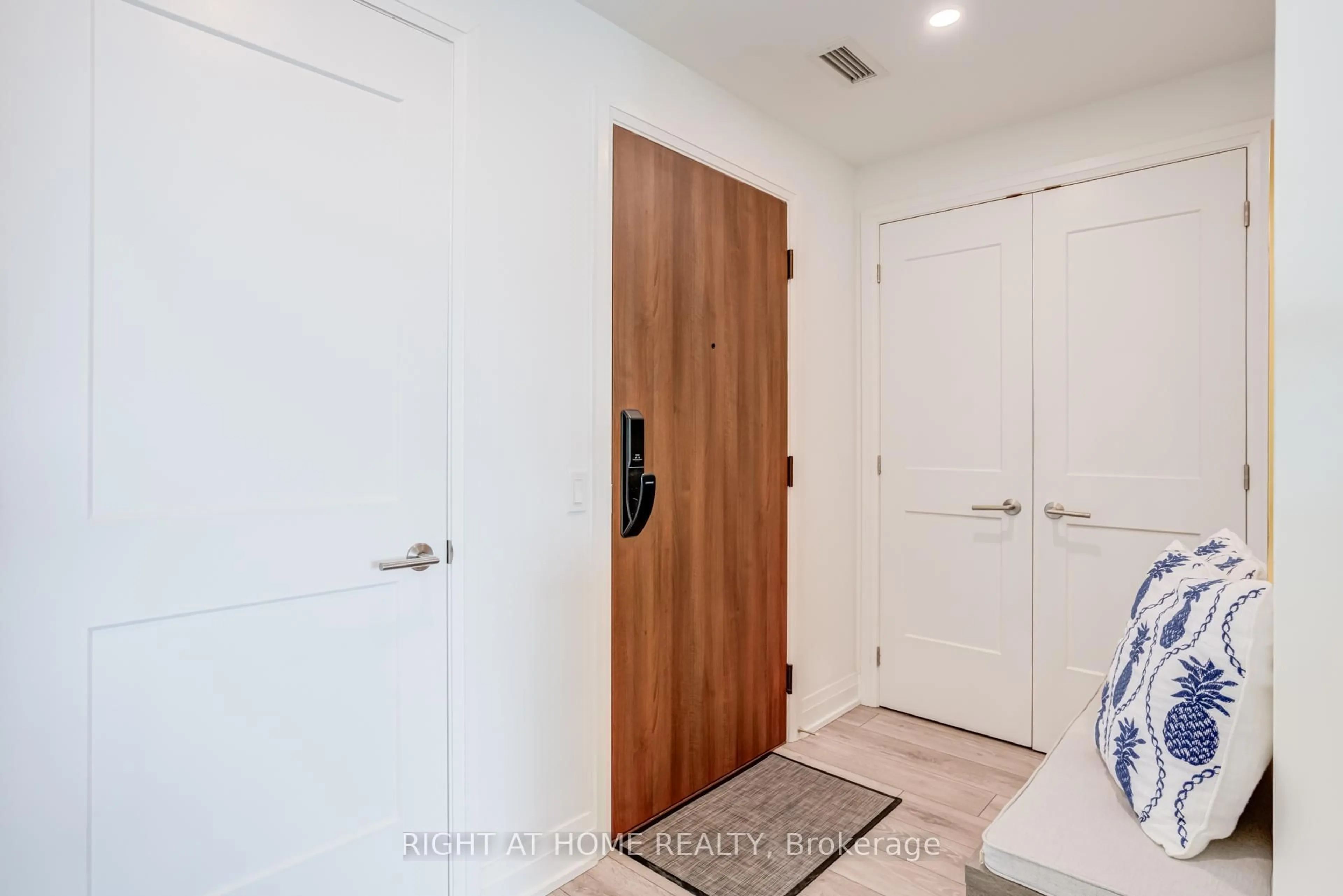 Indoor entryway for 21 Park St #506, Mississauga Ontario L5G 0C2
