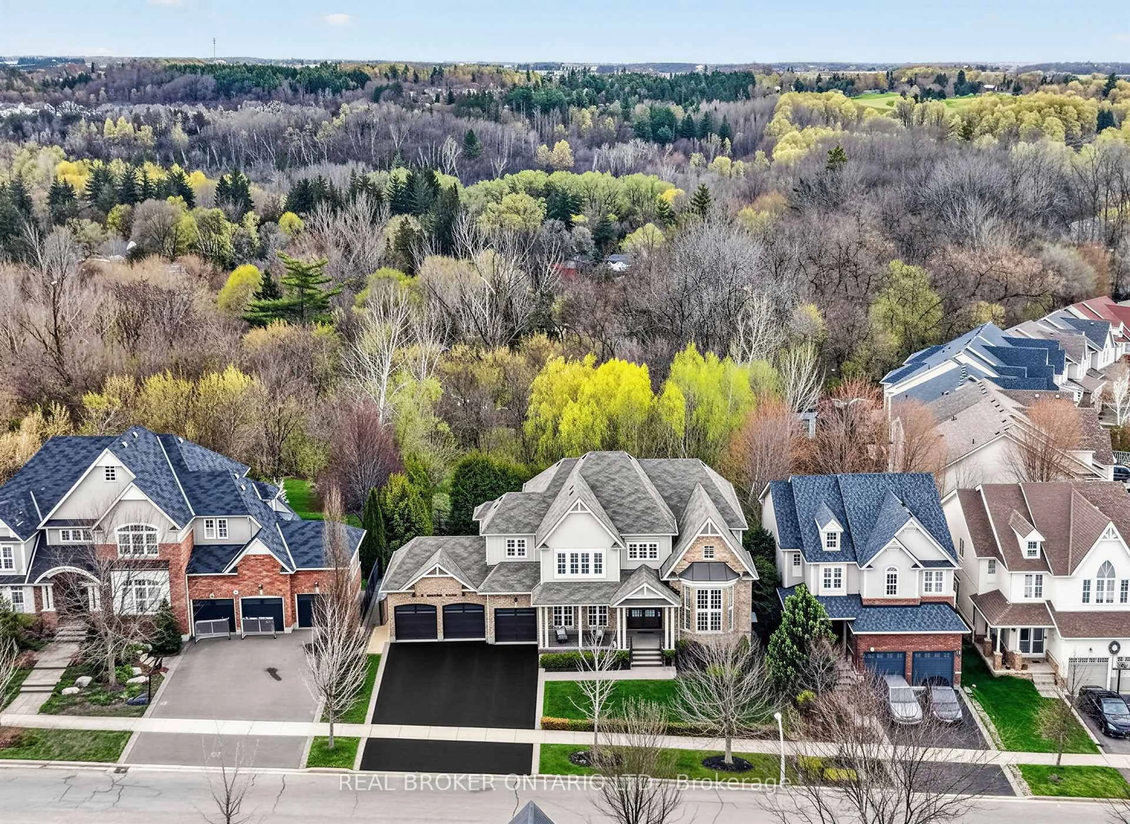 A pic from outside/outdoor area/front of a property/back of a property/a pic from drone, street for 8 Gamble St, Halton Hills Ontario L7G 0B7