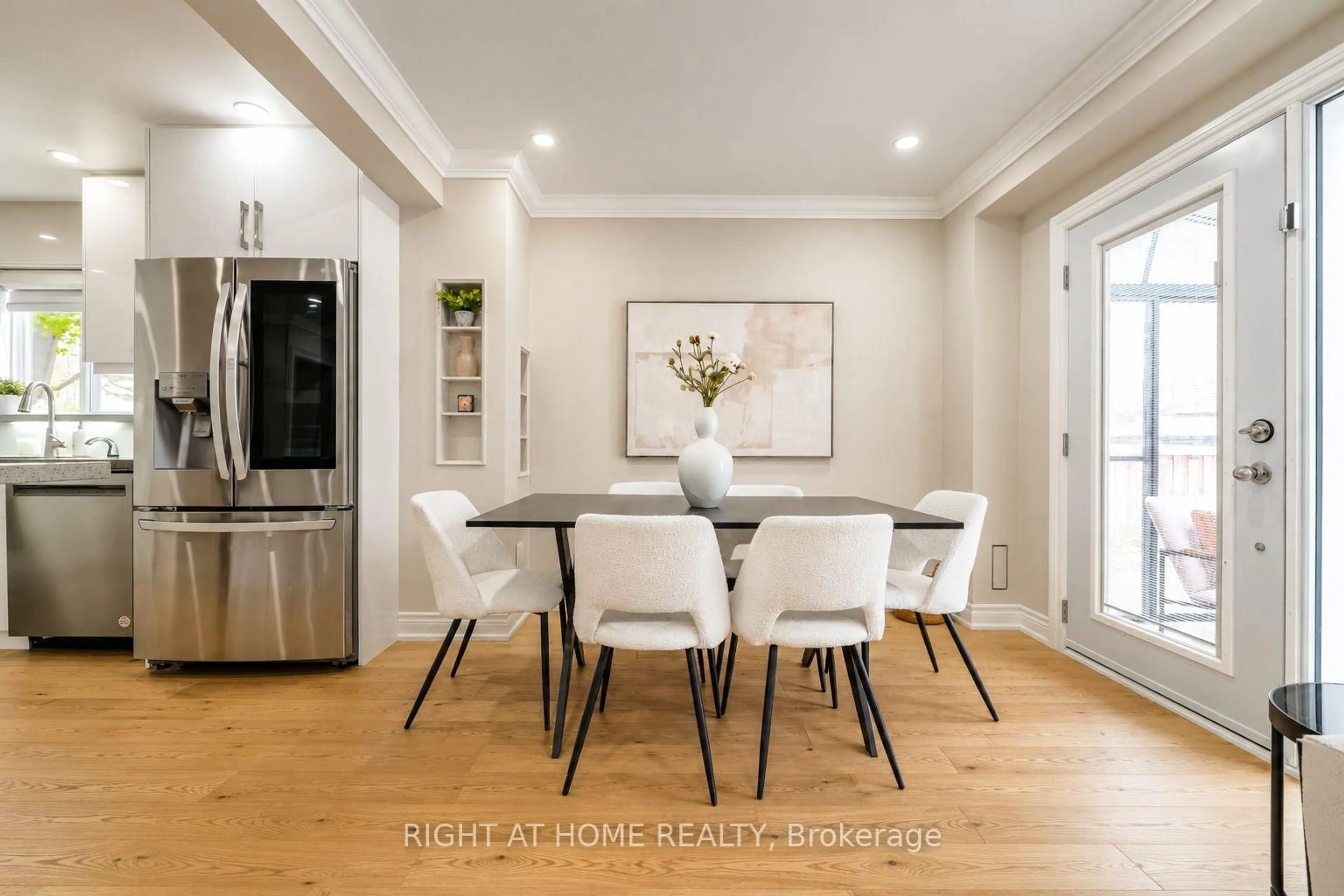 Dining room, wood/laminate floor for 3305 Burdock Pl, Mississauga Ontario L5A 4B7