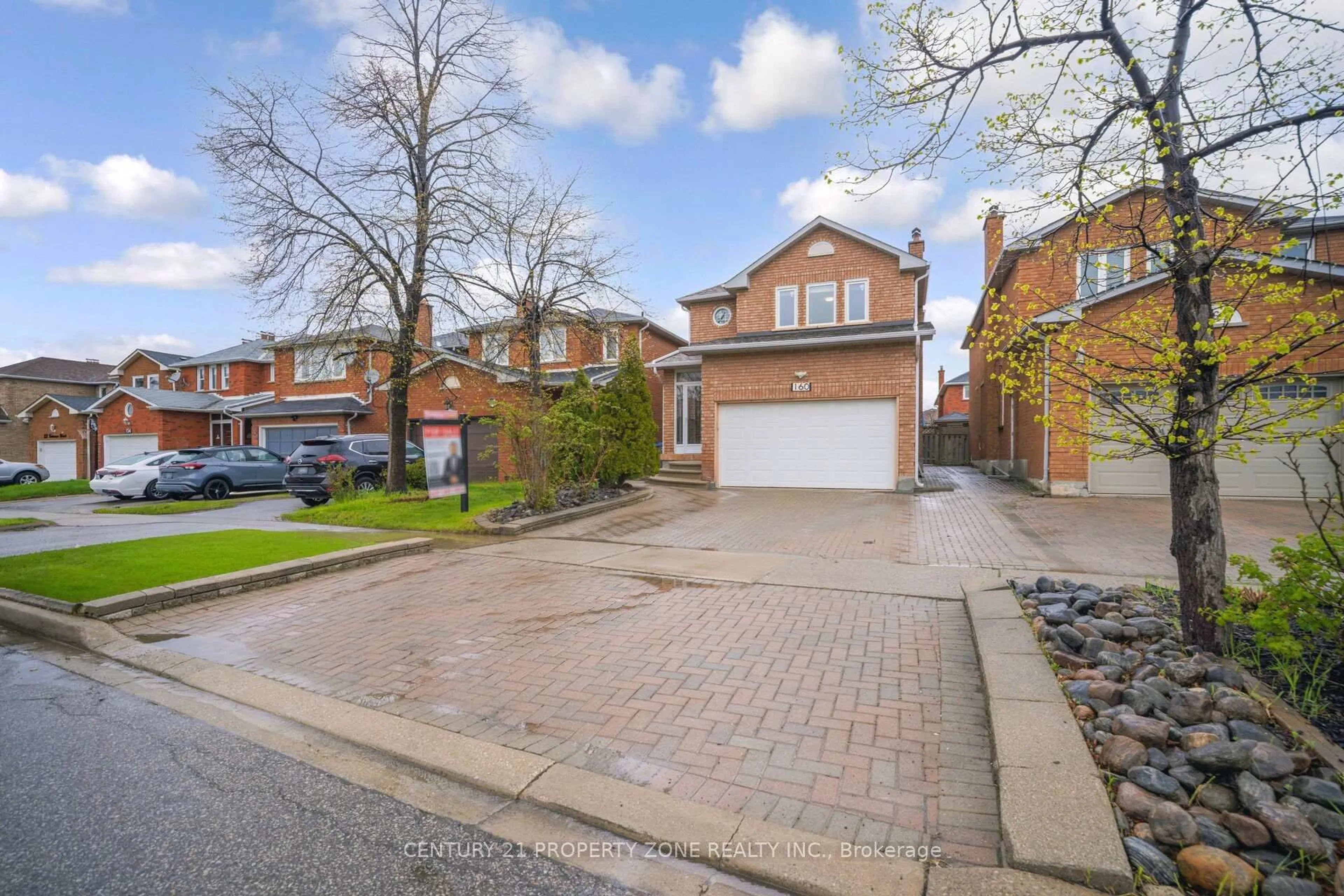 A pic from outside/outdoor area/front of a property/back of a property/a pic from drone, street for 160 Torrance Woods, Brampton Ontario L6Y 4K2