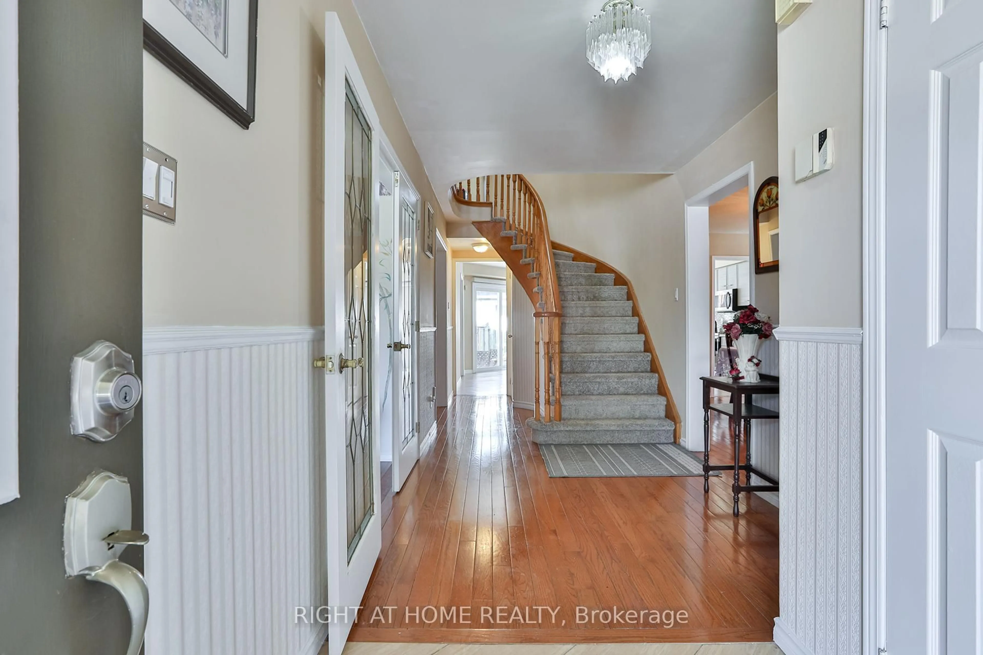 Indoor entryway for 3392 Water Lily Crt, Mississauga Ontario L5N 6B5