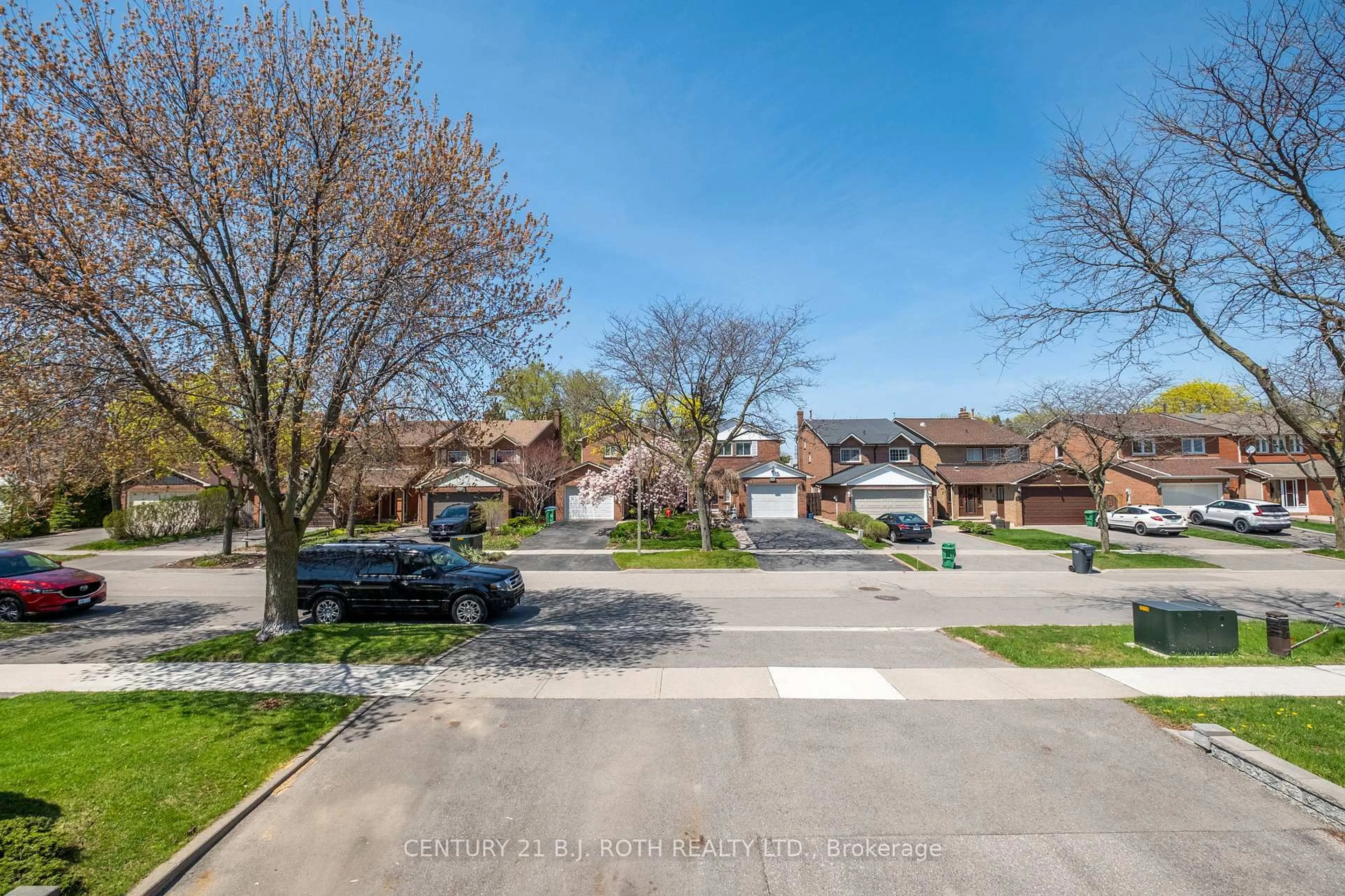 A pic from outside/outdoor area/front of a property/back of a property/a pic from drone, street for 4113 Taffey Cres, Mississauga Ontario L5L 2A6