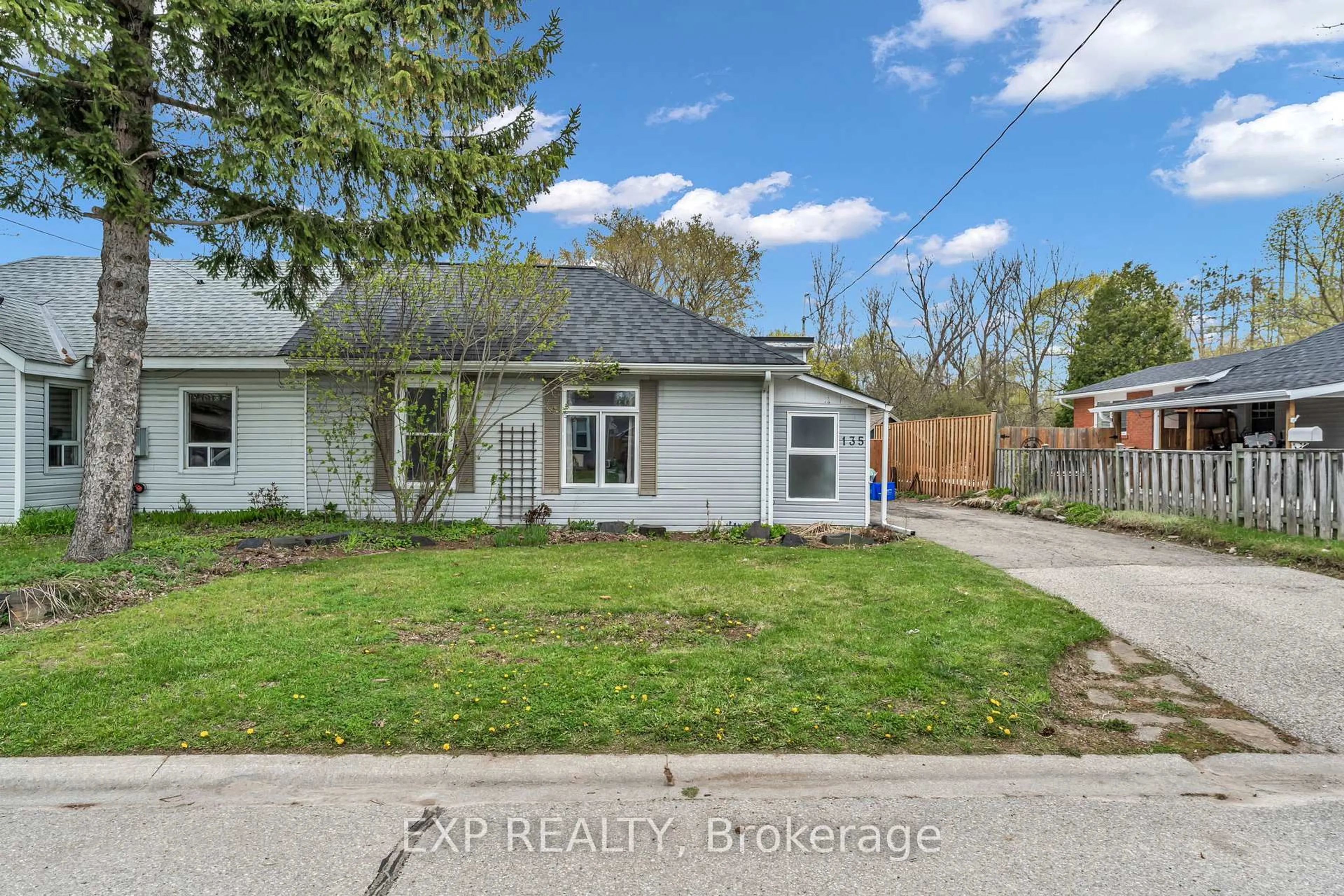 A pic from outside/outdoor area/front of a property/back of a property/a pic from drone, street for 135 Poplar Ave, Halton Hills Ontario L7J 2E3