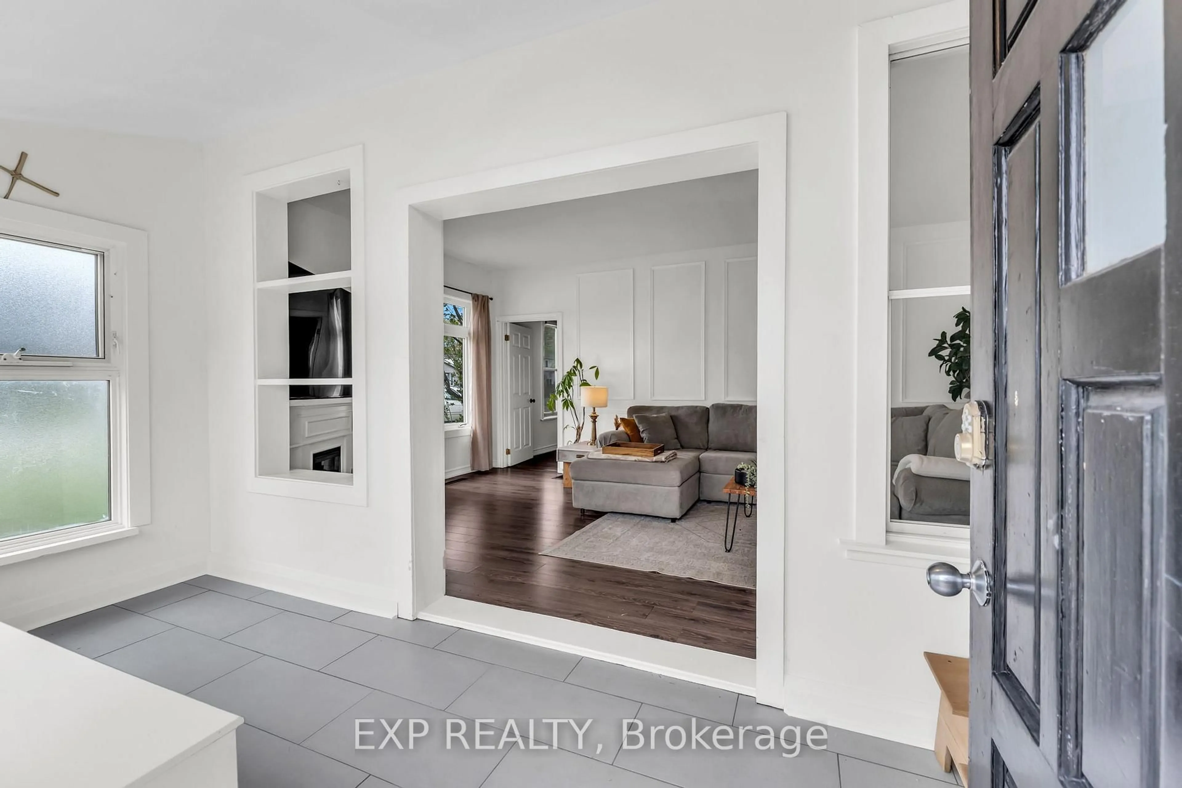 Indoor entryway for 135 Poplar Ave, Halton Hills Ontario L7J 2E3
