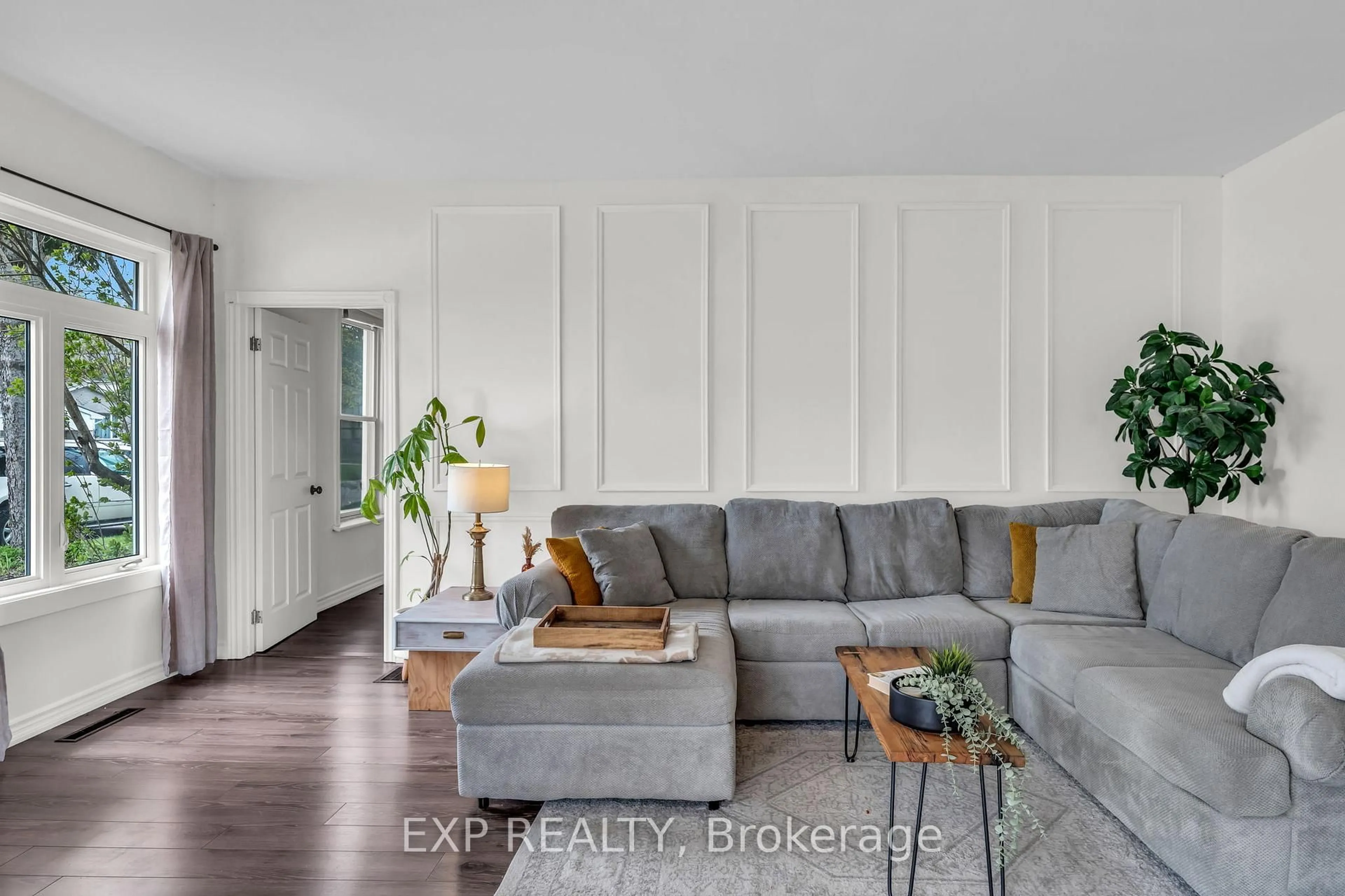 Living room with furniture, unknown for 135 Poplar Ave, Halton Hills Ontario L7J 2E3