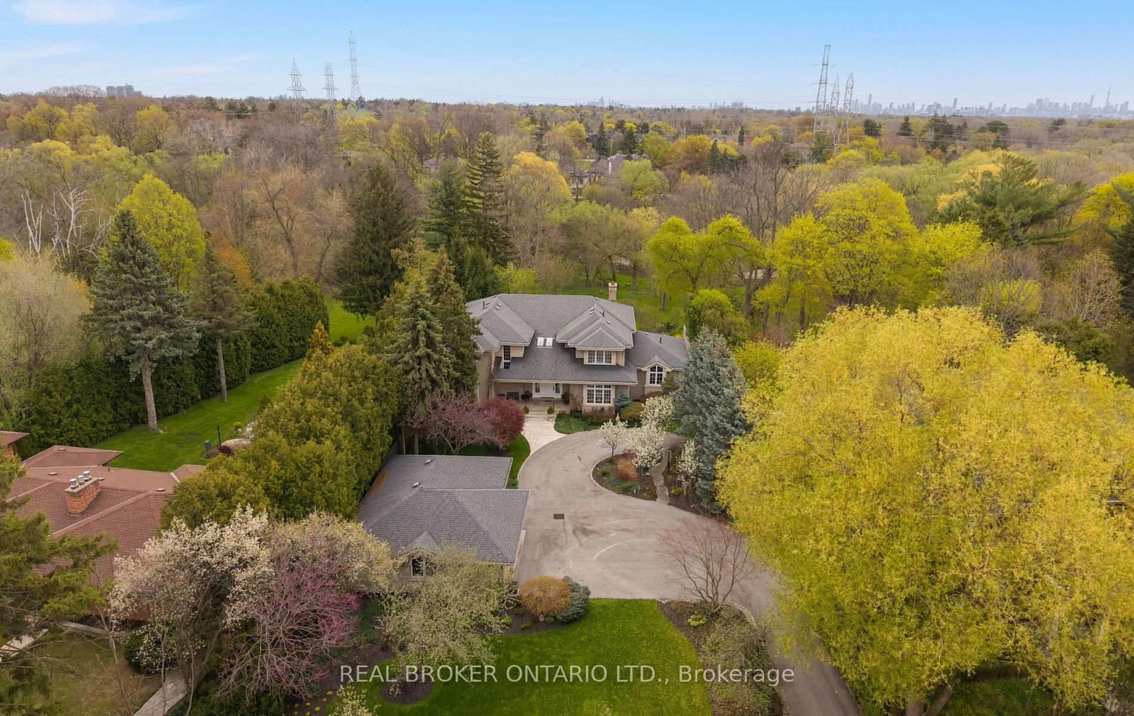 A pic from outside/outdoor area/front of a property/back of a property/a pic from drone, unknown for 37 Lorraine Gdns, Toronto Ontario M9B 4Z5
