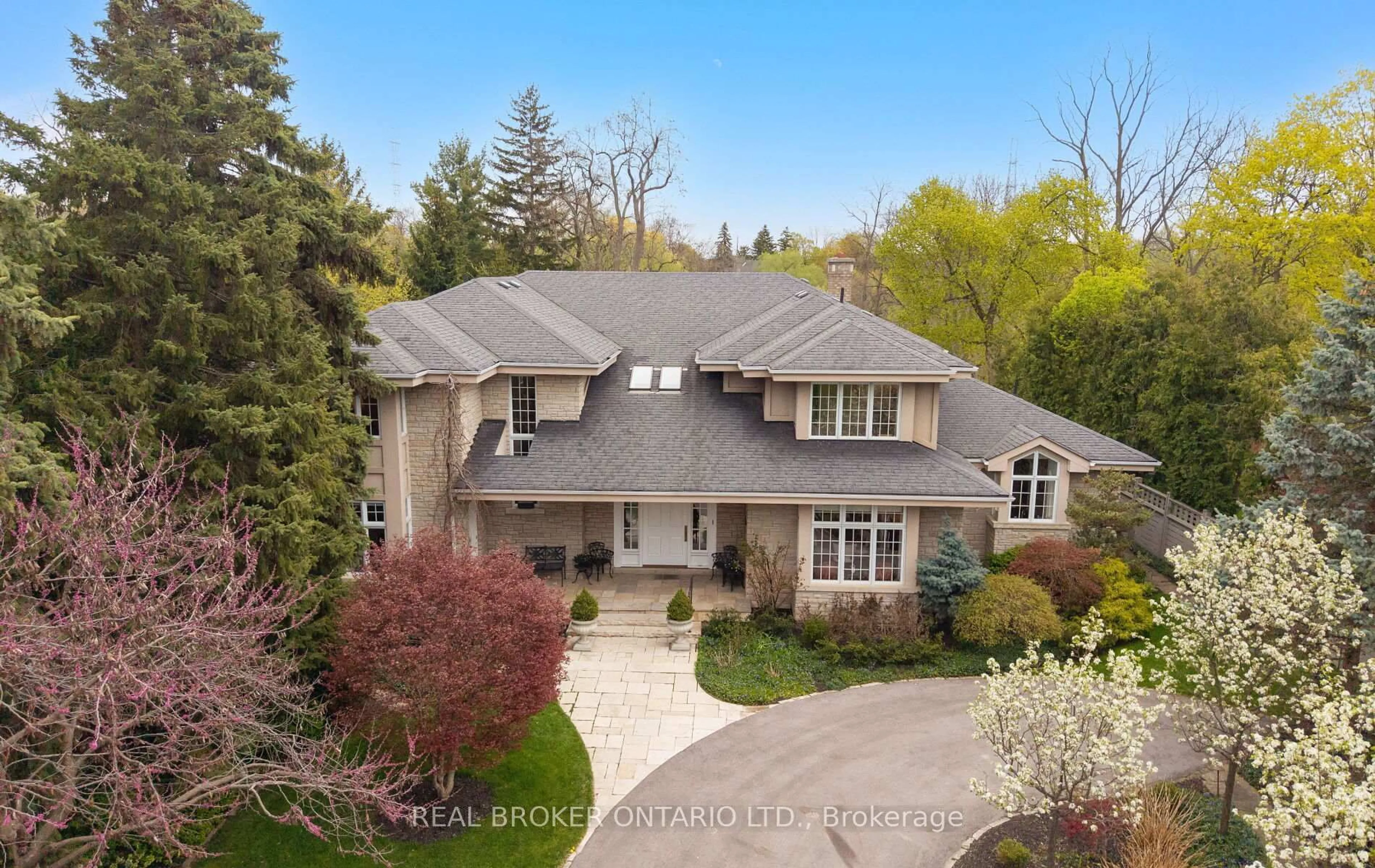 A pic from outside/outdoor area/front of a property/back of a property/a pic from drone, street for 37 Lorraine Gdns, Toronto Ontario M9B 4Z5