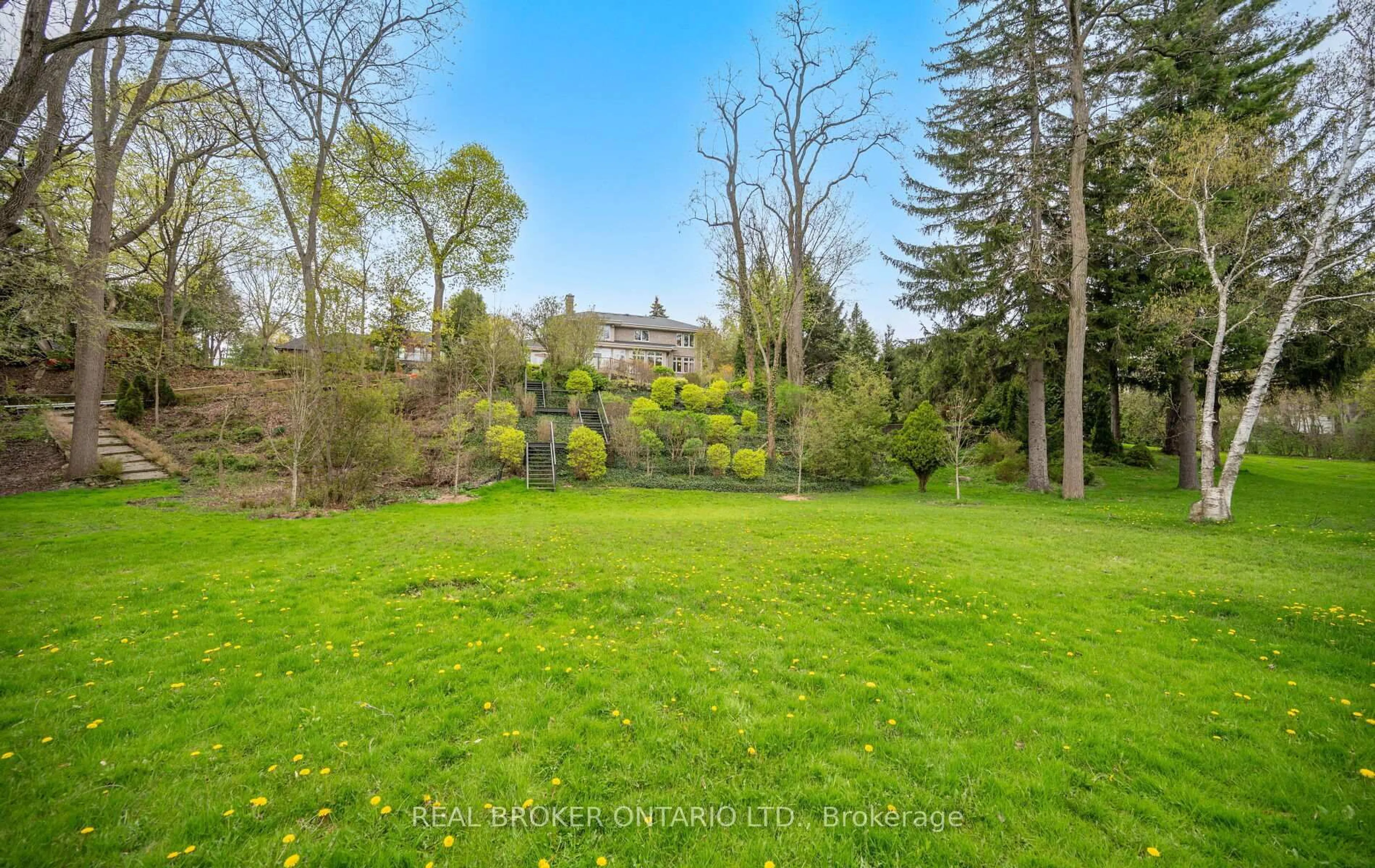 A pic from outside/outdoor area/front of a property/back of a property/a pic from drone, forest/trees view for 37 Lorraine Gdns, Toronto Ontario M9B 4Z5