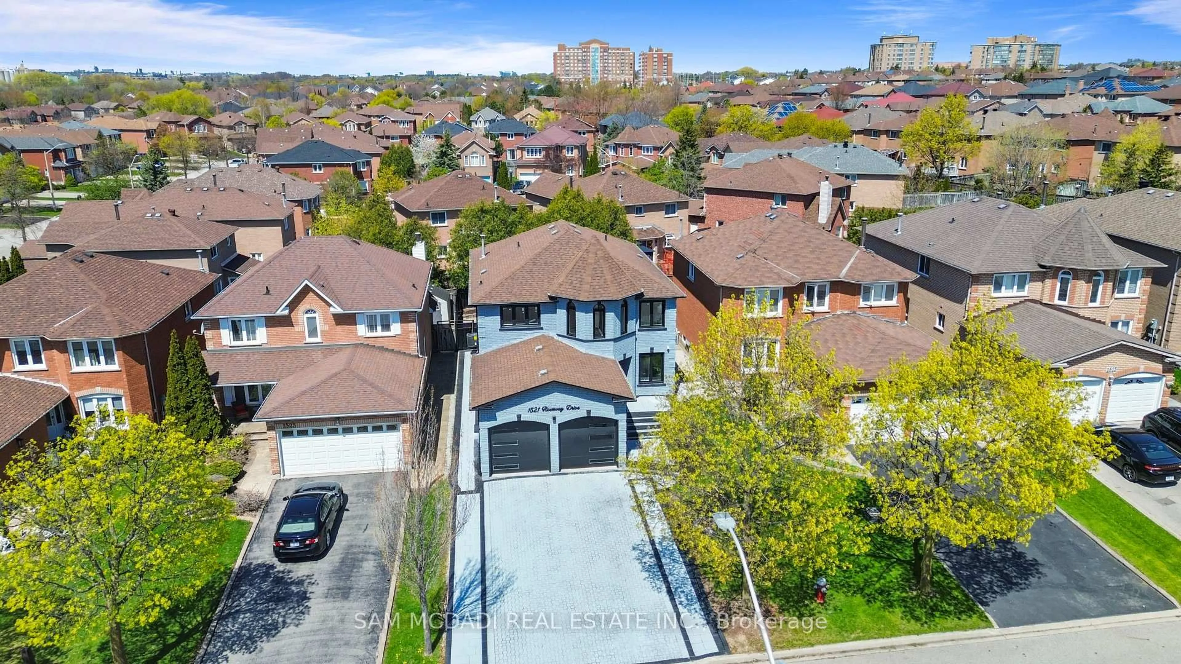 A pic from outside/outdoor area/front of a property/back of a property/a pic from drone, street for 1521 Roseway Dr, Mississauga Ontario L5M 5M5
