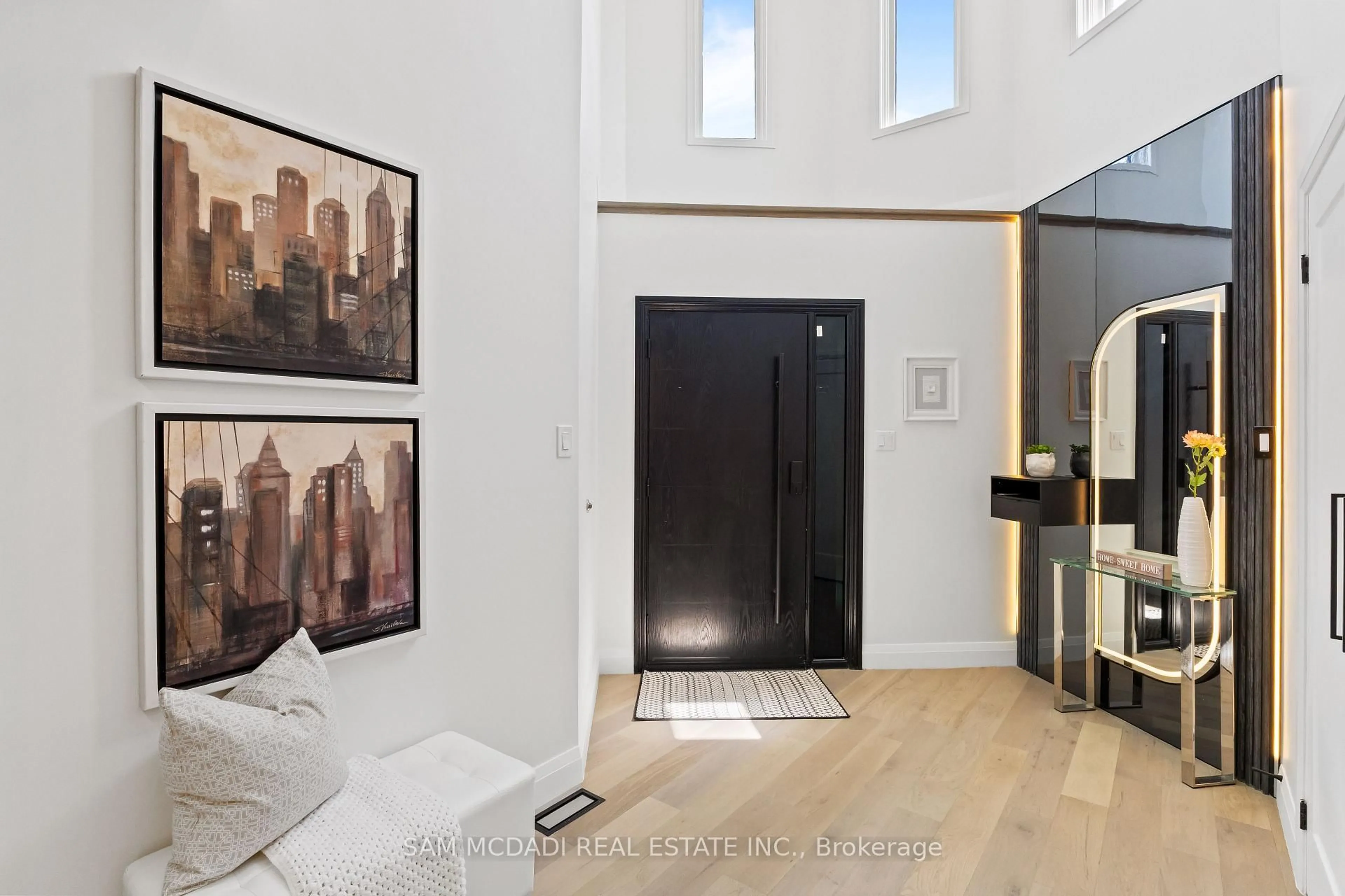 Indoor entryway for 1521 Roseway Dr, Mississauga Ontario L5M 5M5
