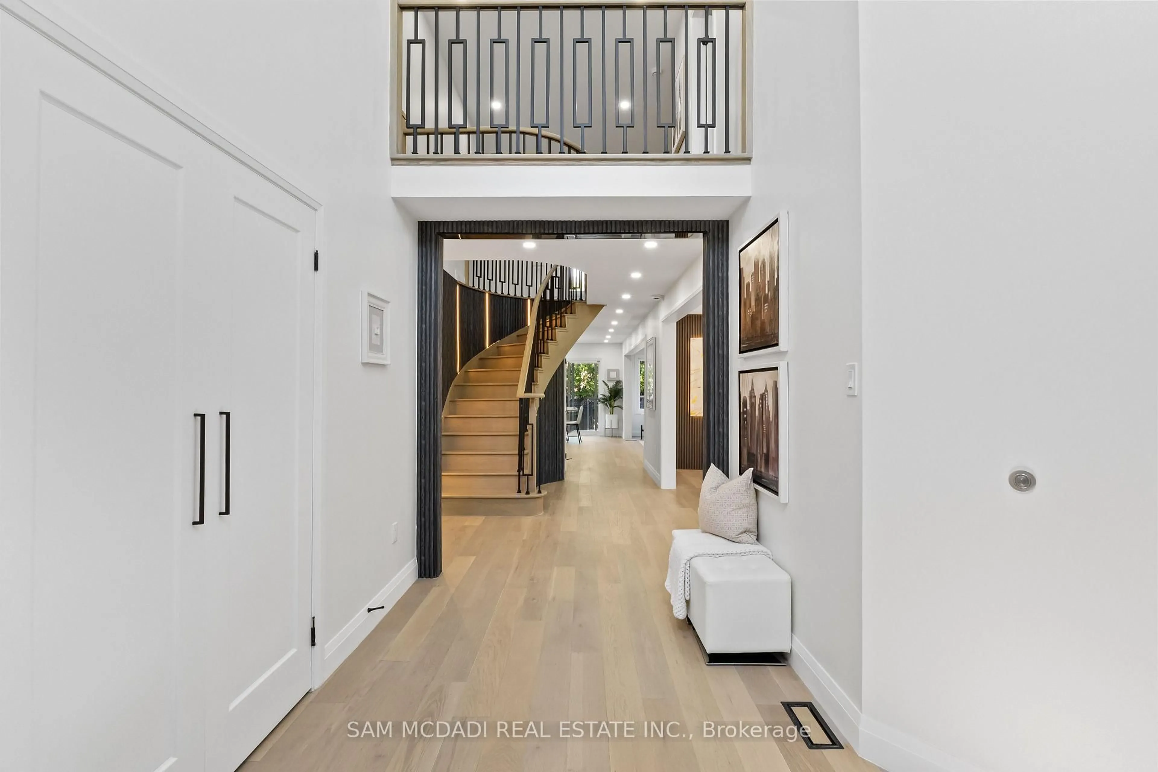 Indoor foyer for 1521 Roseway Dr, Mississauga Ontario L5M 5M5