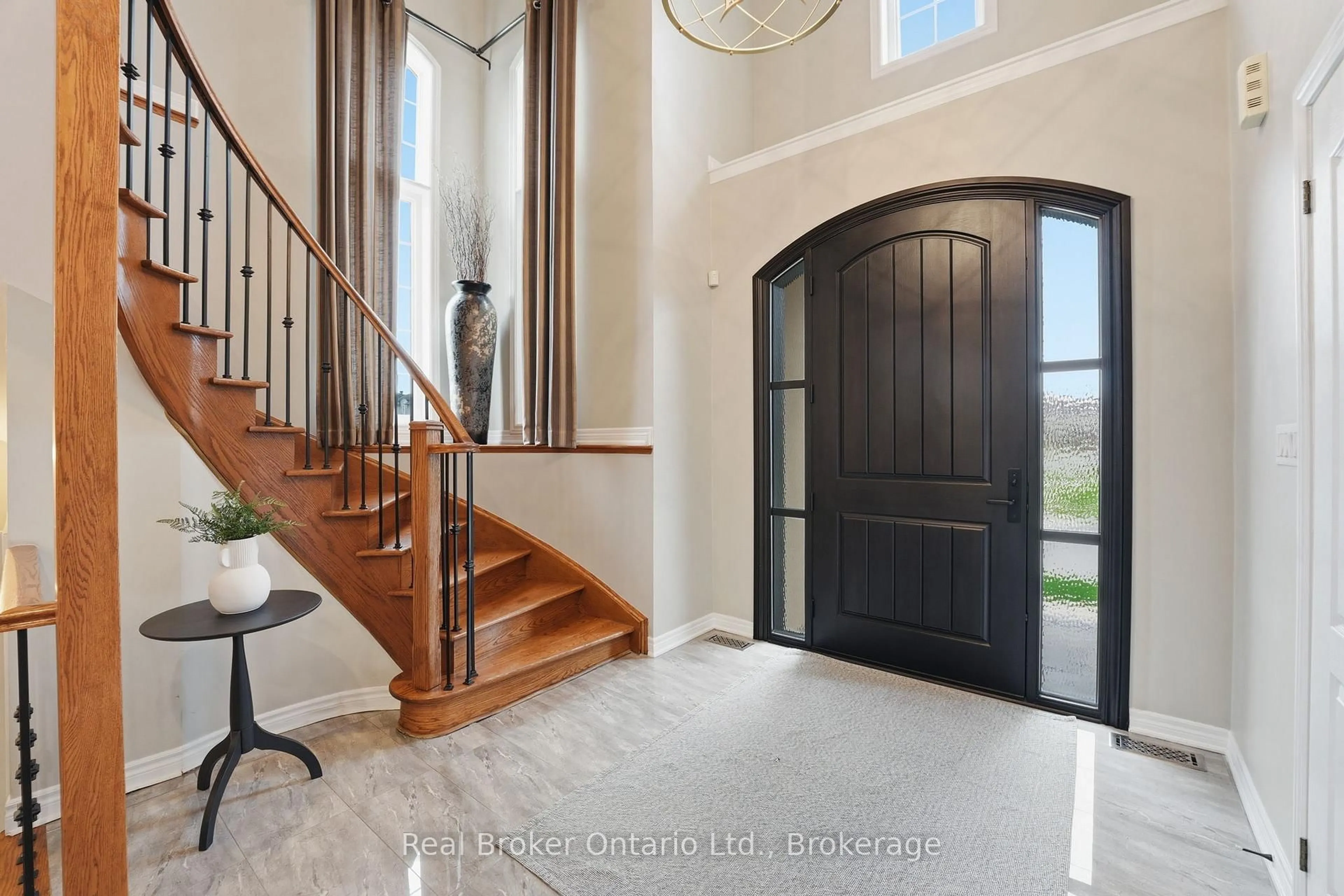 Indoor entryway for 4660 Bracknell Rd, Burlington Ontario L7M 0E2