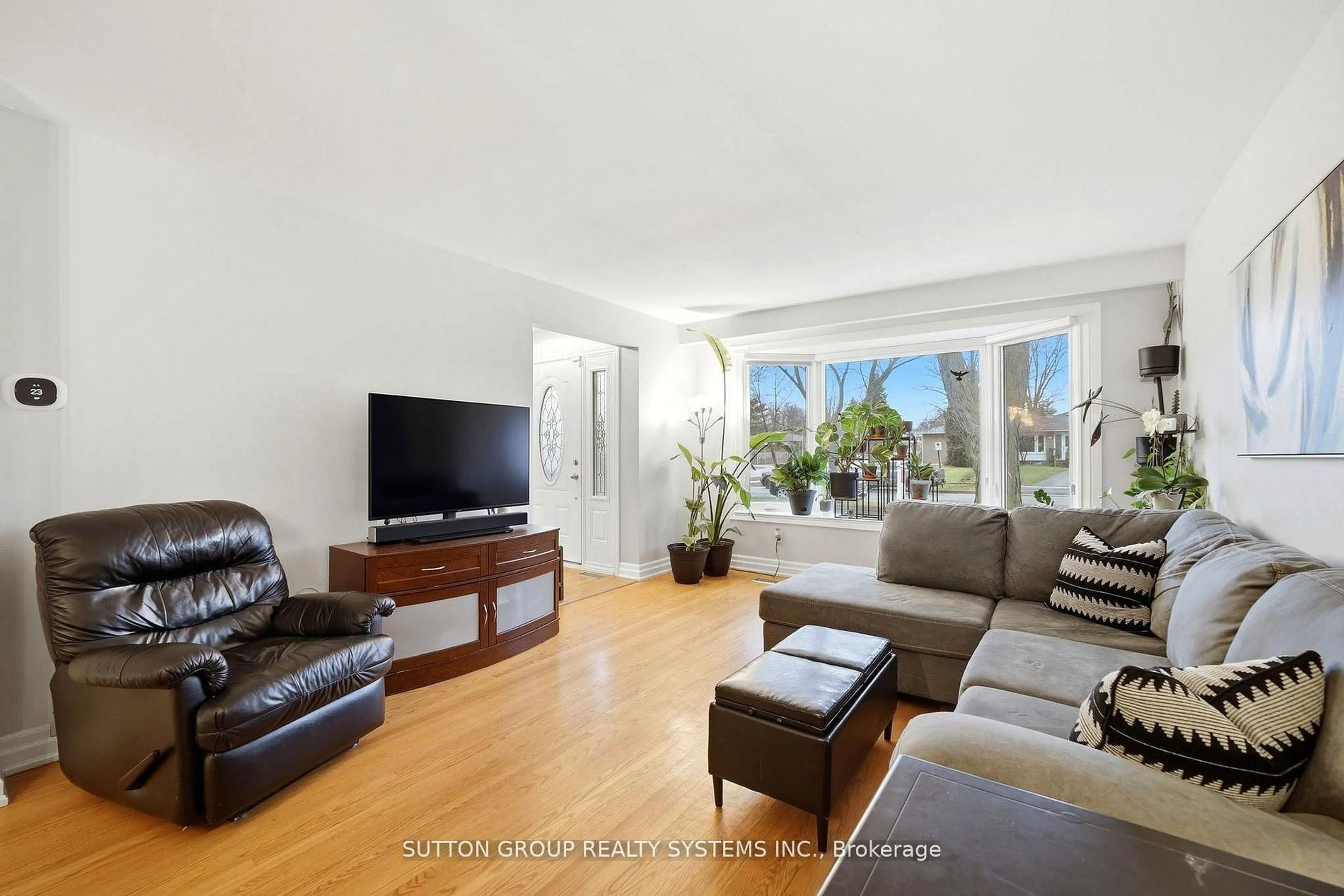 Living room with furniture, unknown for 1535 Thetford Crt, Mississauga Ontario L5J 3N2