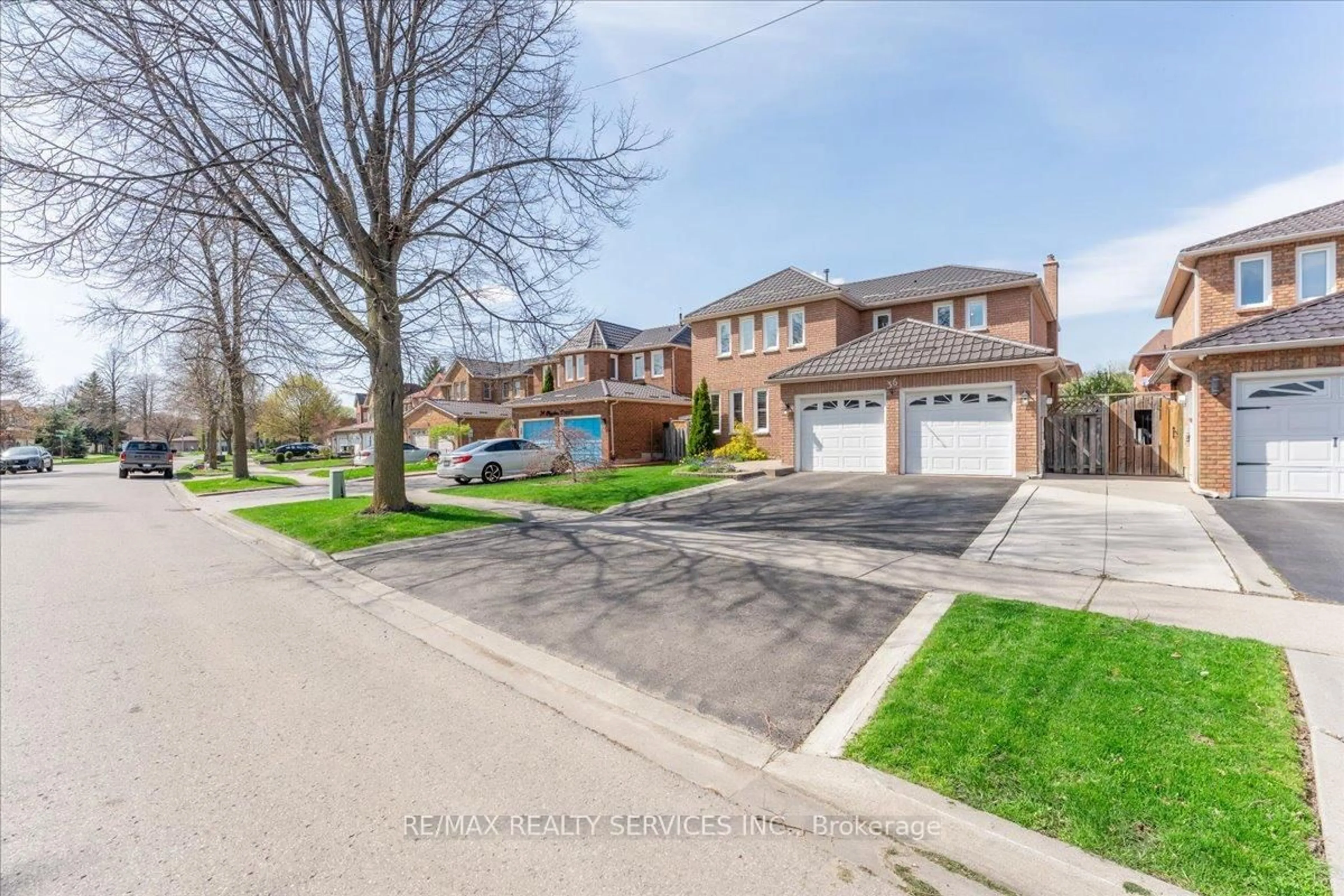 A pic from outside/outdoor area/front of a property/back of a property/a pic from drone, street for 36 Brydon Cres, Brampton Ontario L6X 3H2
