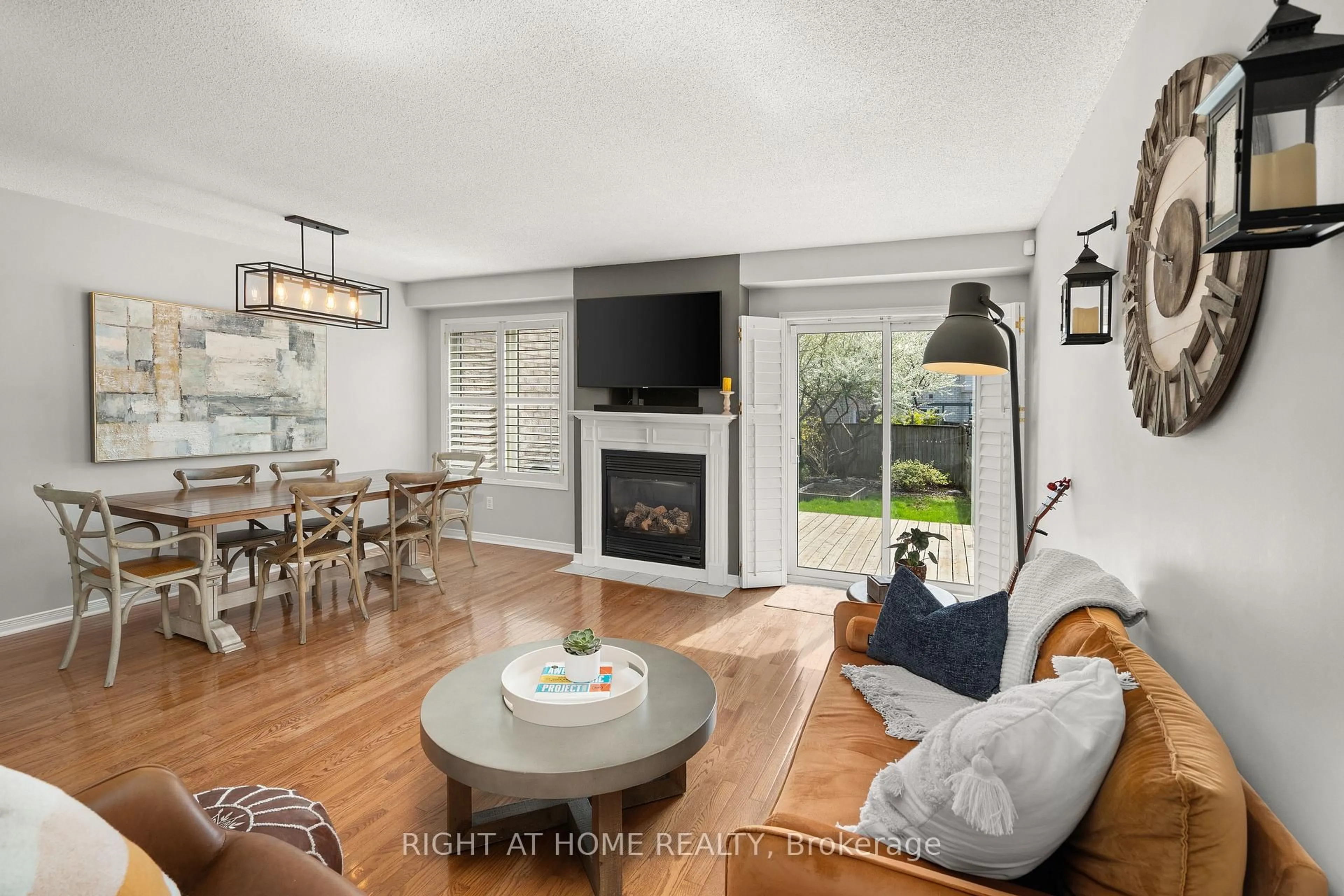 Living room with furniture, unknown for 2161 Forest Gate Park, Oakville Ontario L6M 4B3