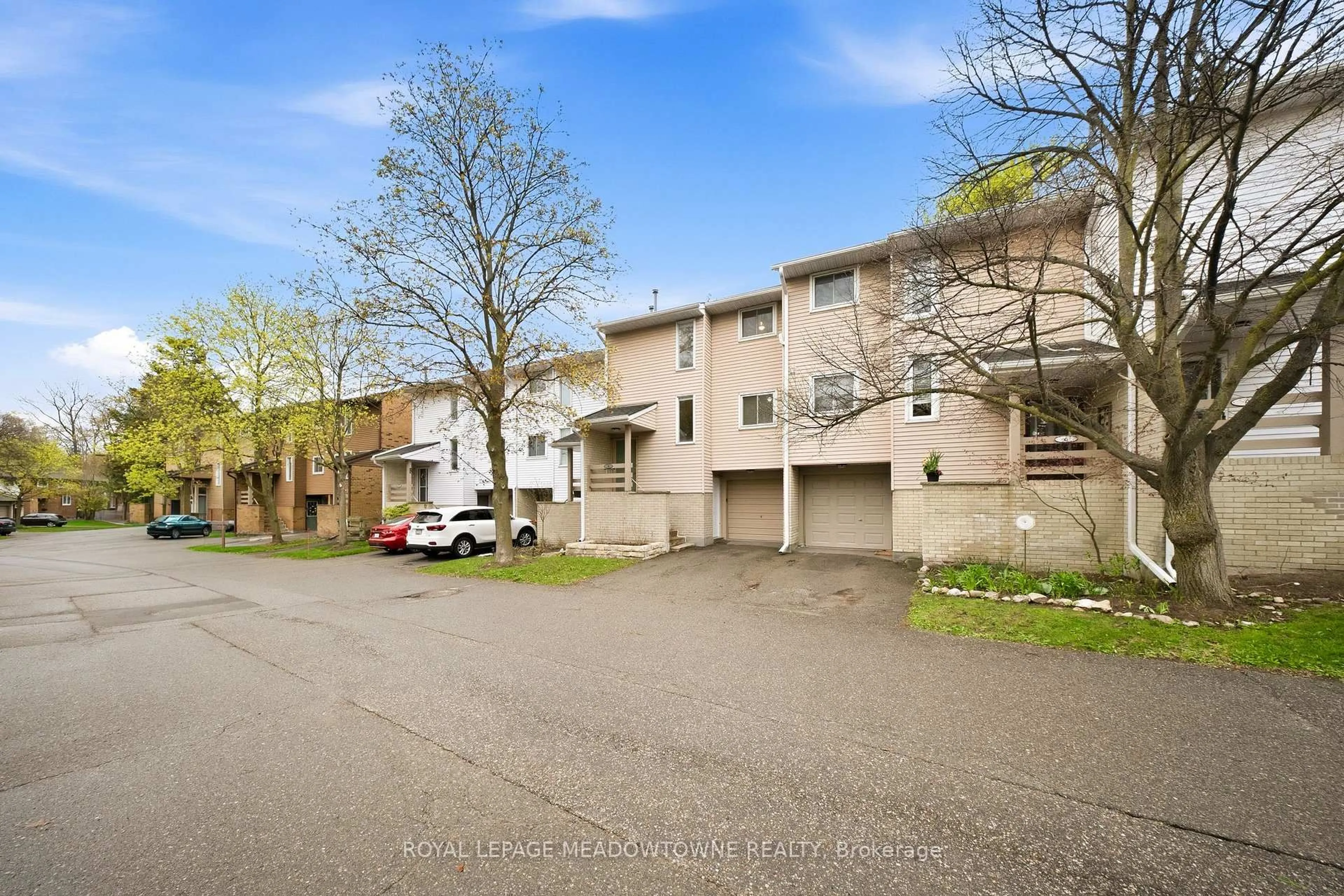 A pic from outside/outdoor area/front of a property/back of a property/a pic from drone, street for 8 Lynden Circ, Halton Hills Ontario L7G 4Y8
