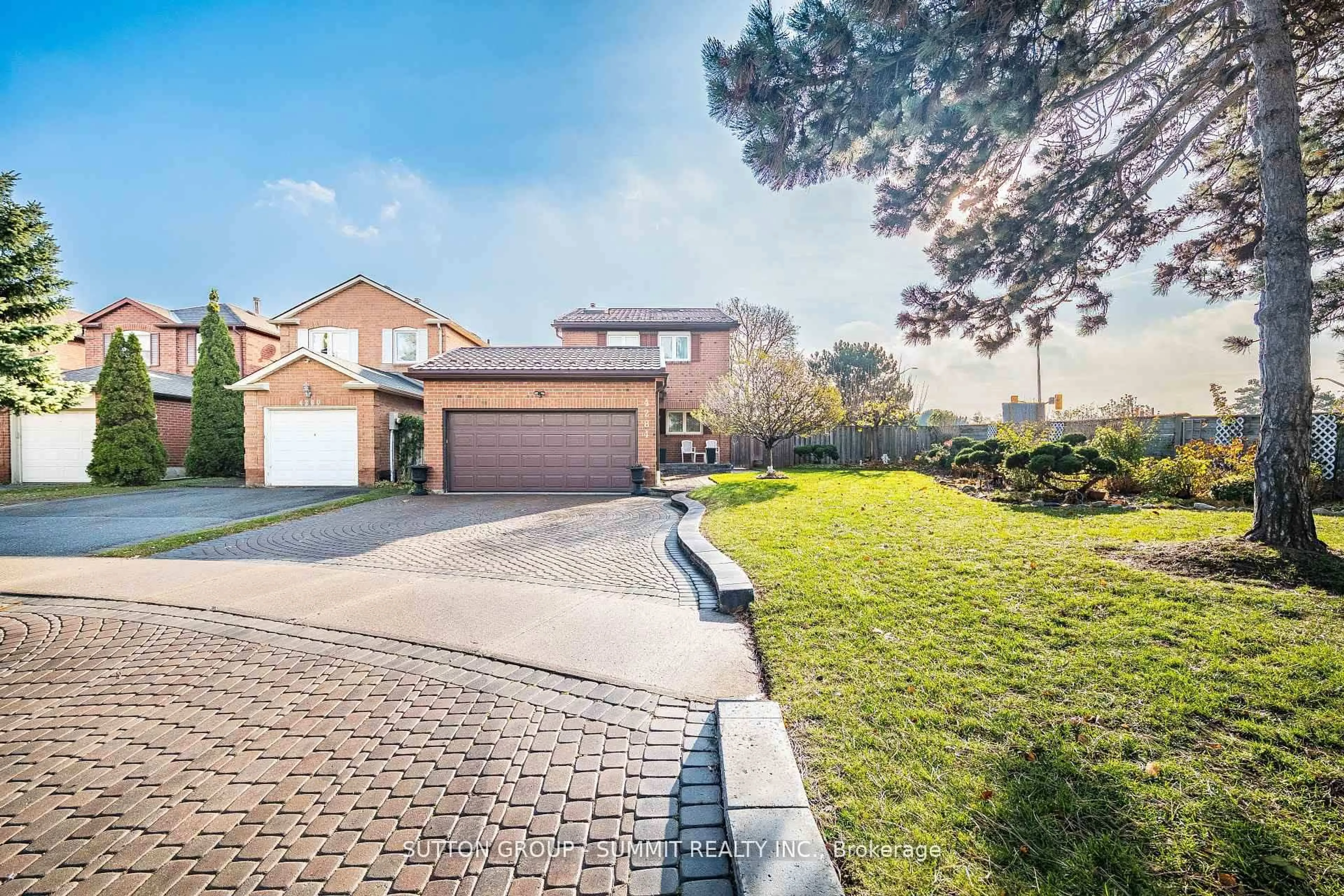 A pic from outside/outdoor area/front of a property/back of a property/a pic from drone, street for 4284 SAWMILL VALLEY Dr, Mississauga Ontario L5L 3M9