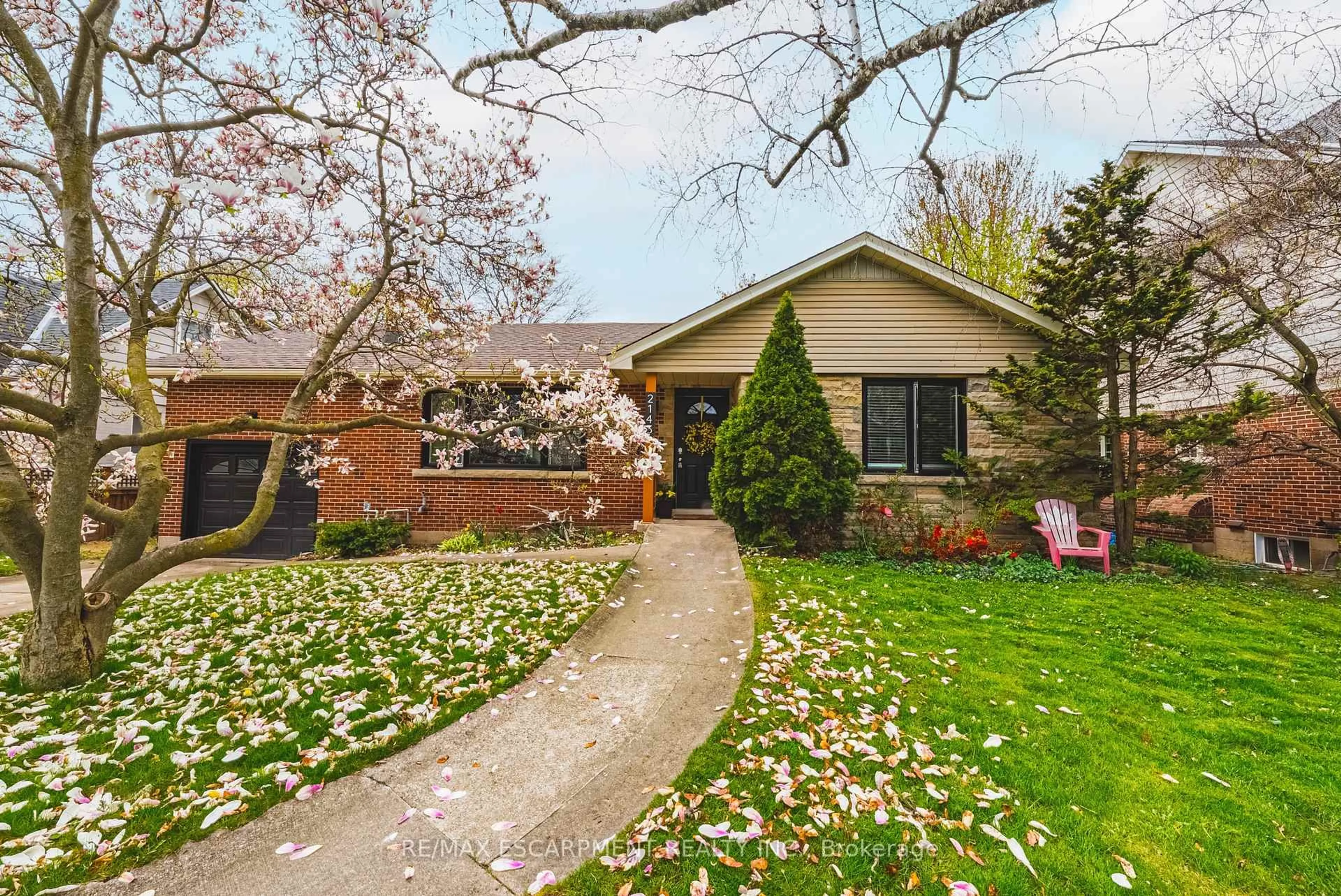 Home with brick exterior material, street for 2143 Deyncourt Dr, Burlington Ontario L7R 1W2