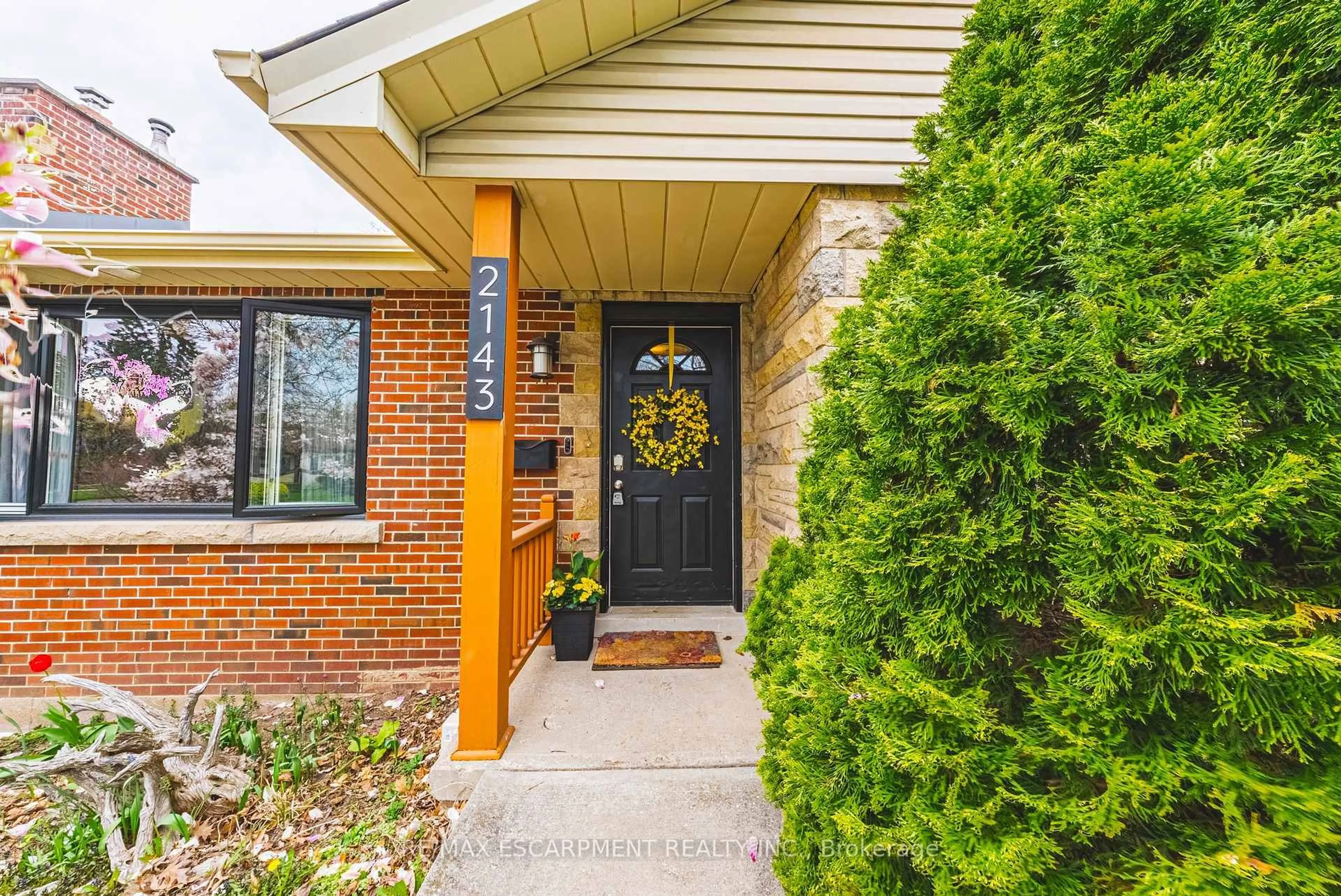 Home with brick exterior material, street for 2143 Deyncourt Dr, Burlington Ontario L7R 1W2