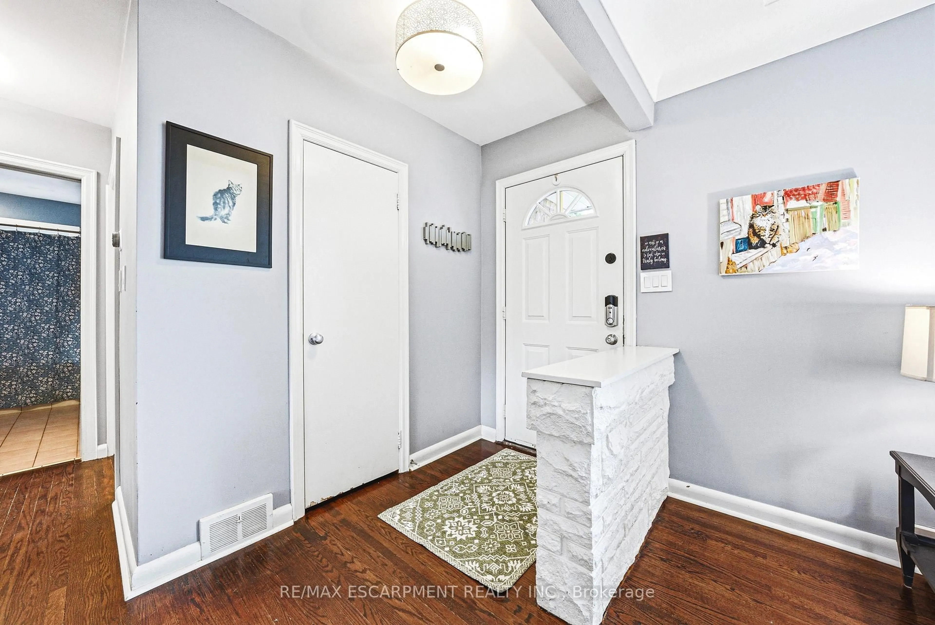 Indoor entryway for 2143 Deyncourt Dr, Burlington Ontario L7R 1W2