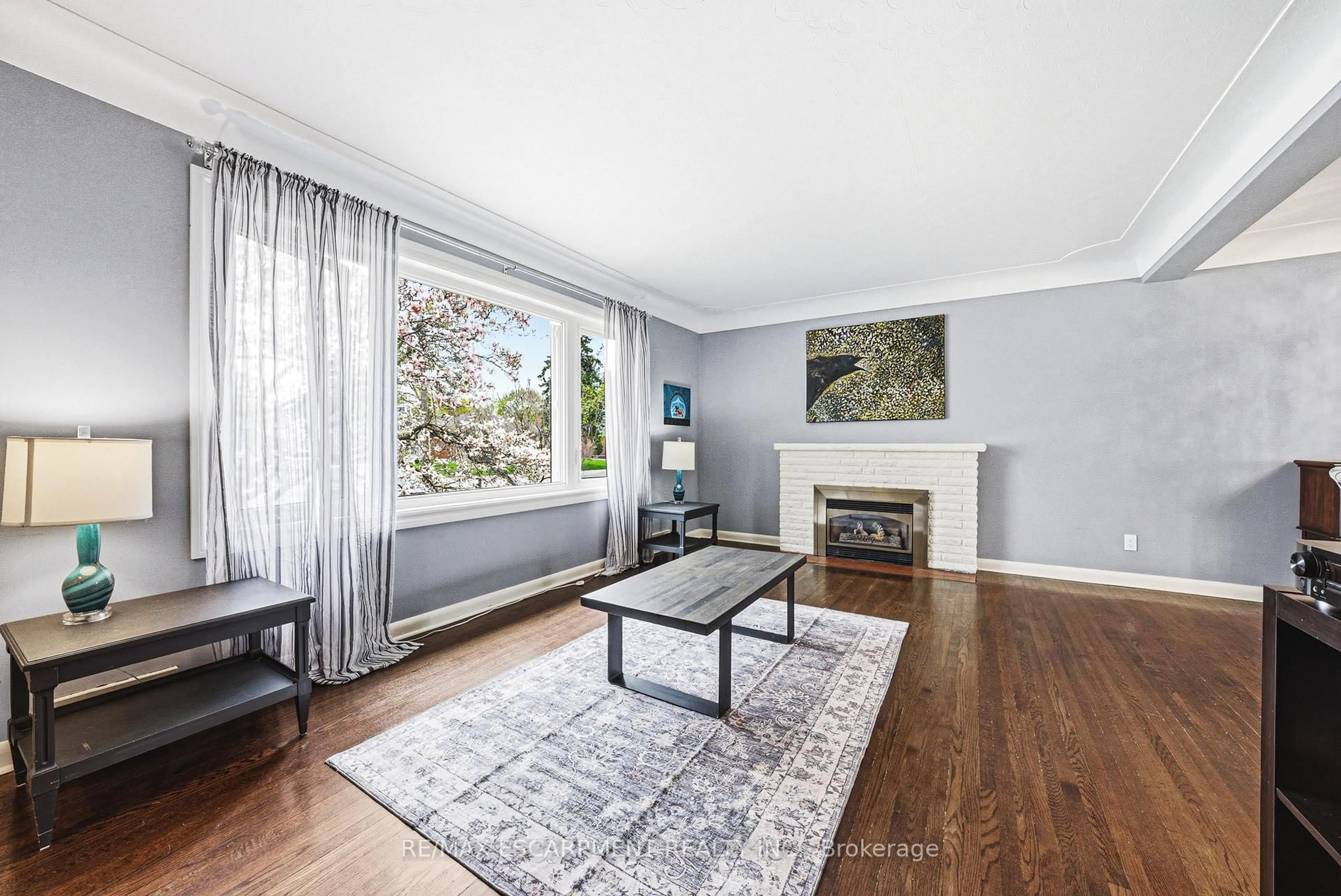 Living room with furniture, unknown for 2143 Deyncourt Dr, Burlington Ontario L7R 1W2