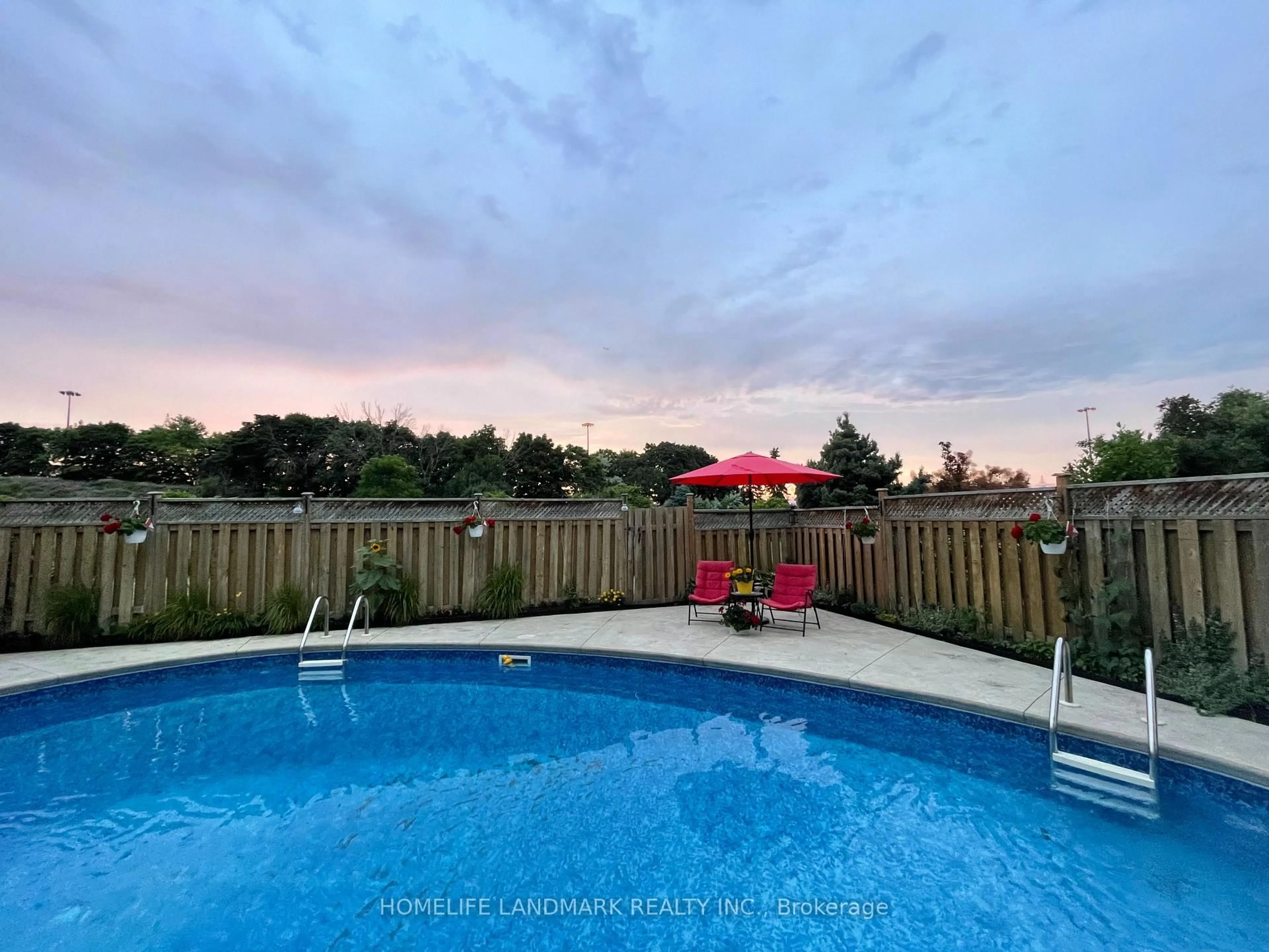 Pool for 2105 Folkway Dr, Mississauga Ontario L5L 3G3
