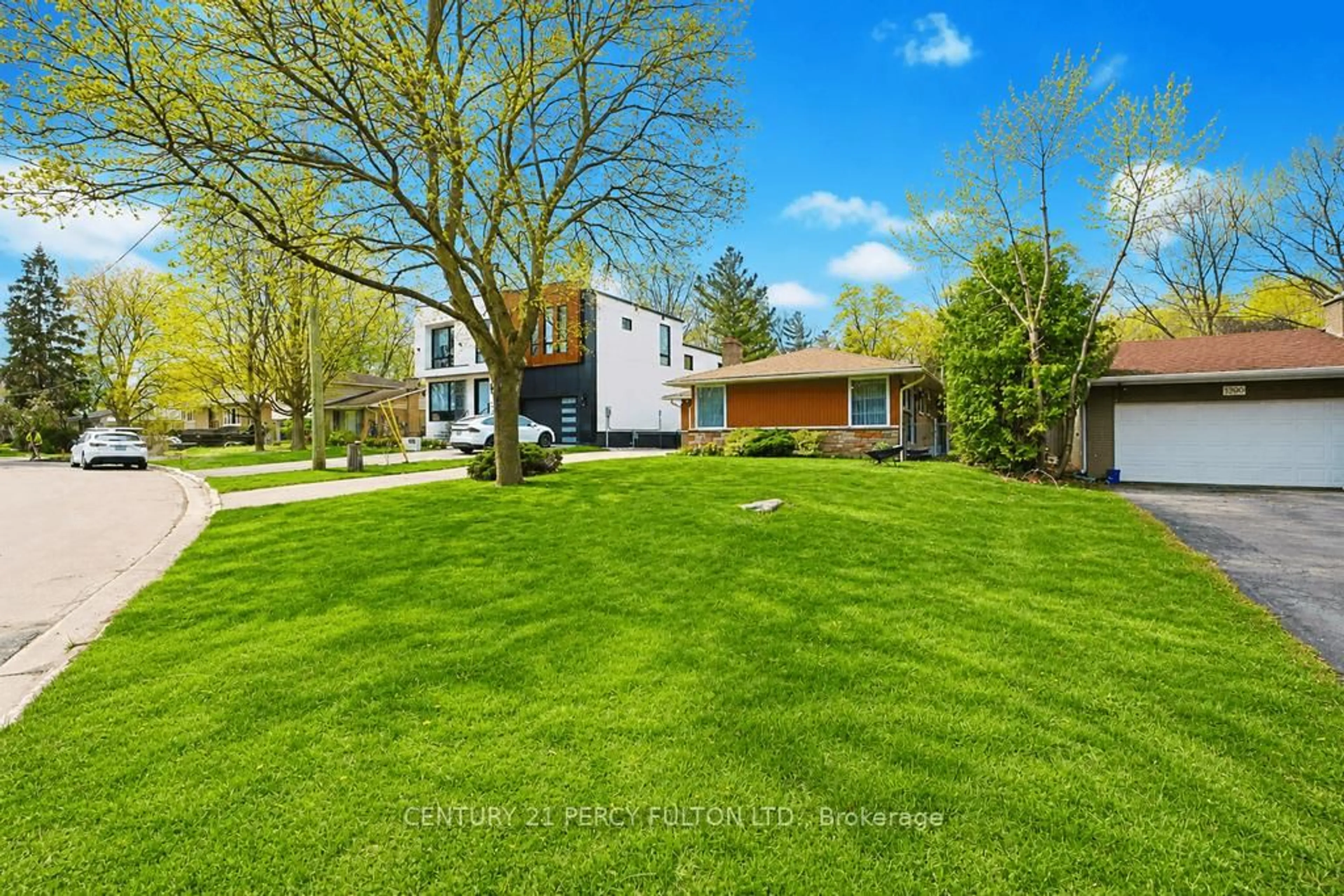 A pic from outside/outdoor area/front of a property/back of a property/a pic from drone, street for 1386 Forest Glade Rd, Oakville Ontario L6H 2G3