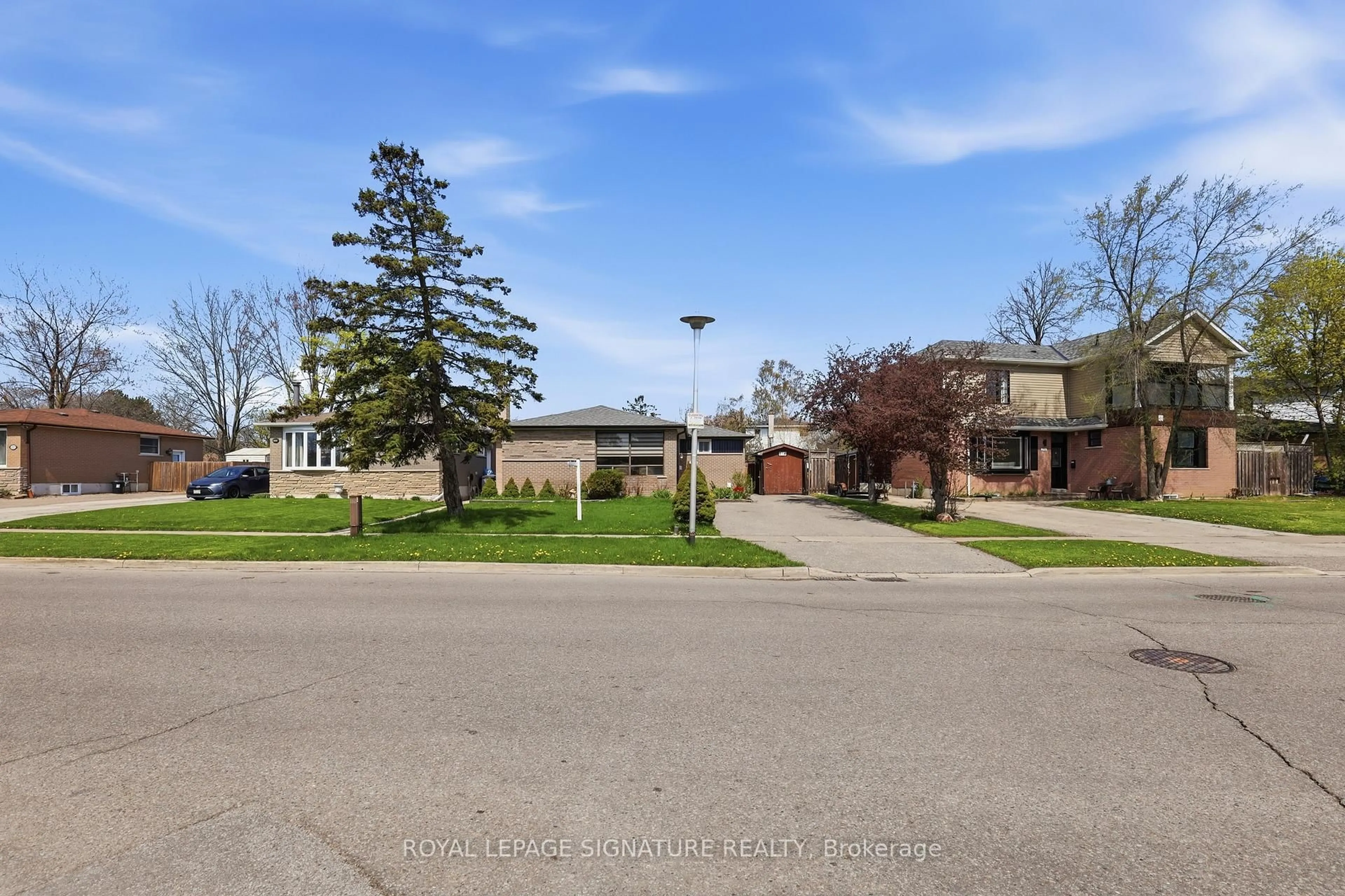 A pic from outside/outdoor area/front of a property/back of a property/a pic from drone, street for 216 Folkstone Cres, Brampton Ontario L6T 3N6