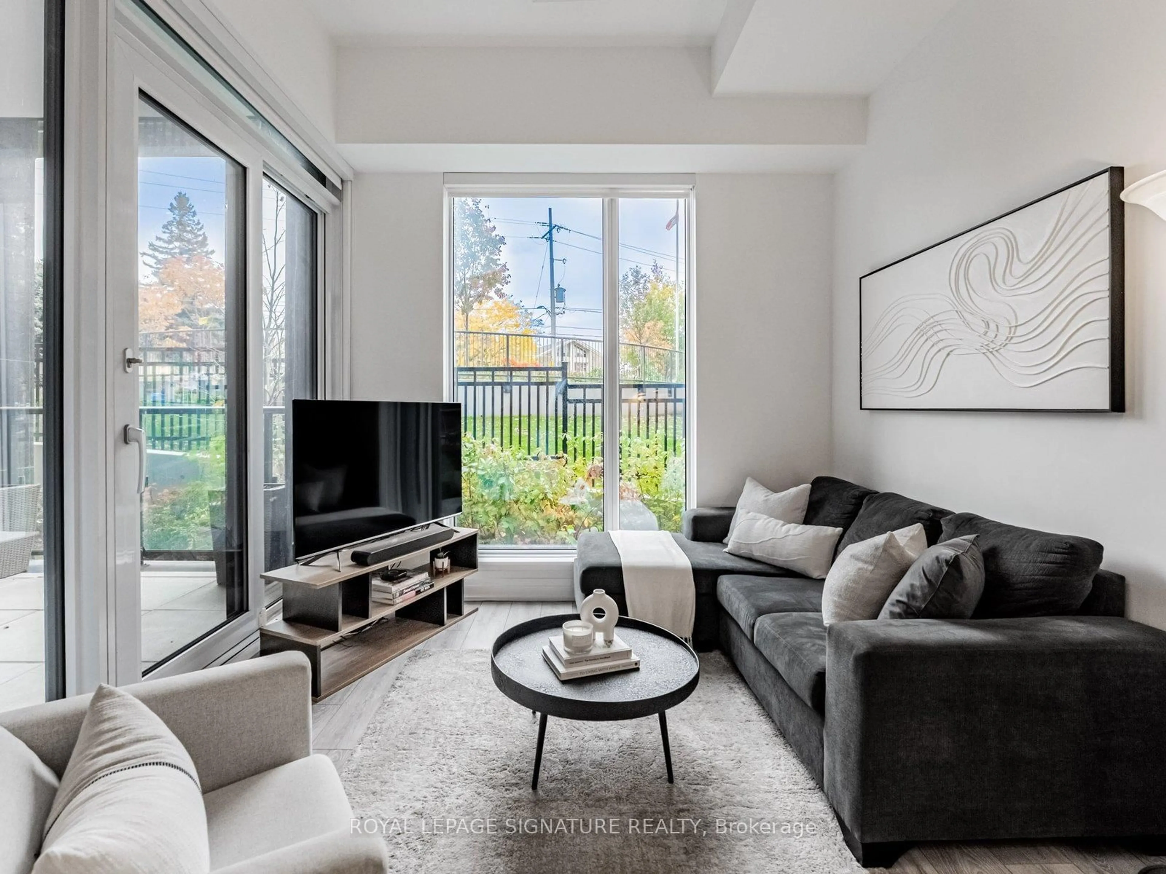 Living room with furniture, unknown for 21 Park St #102, Mississauga Ontario L5G 0C2