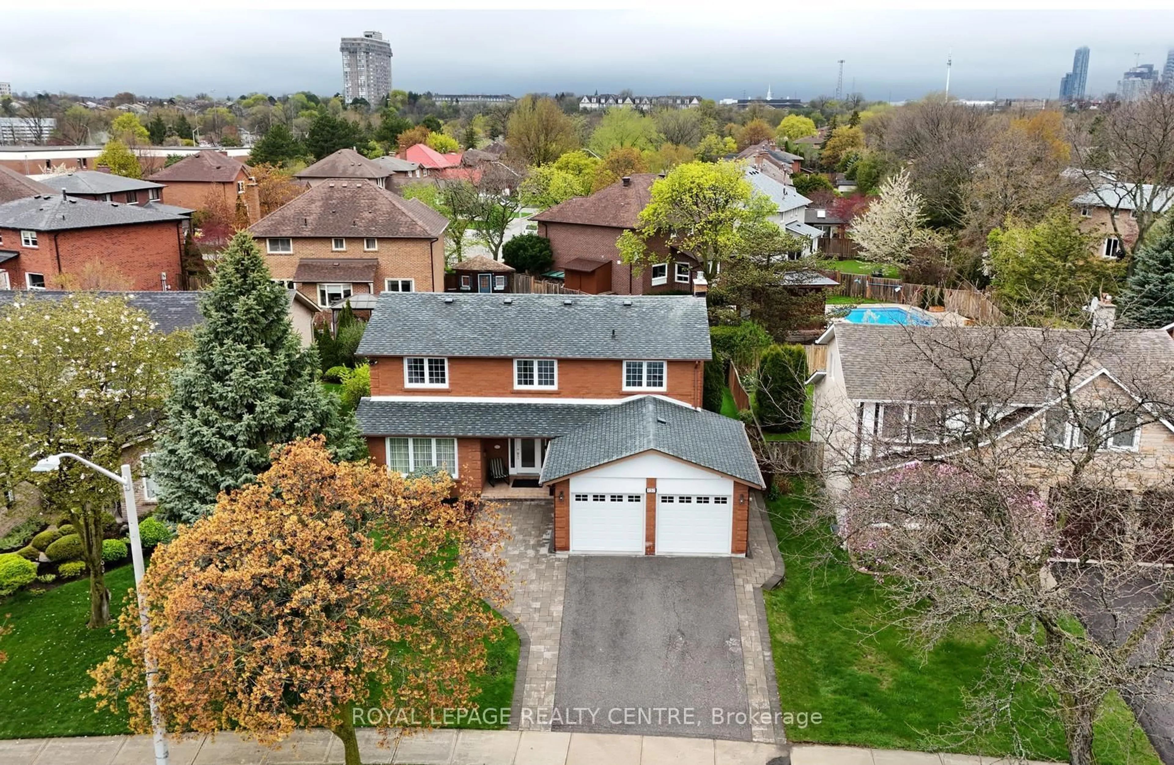 A pic from outside/outdoor area/front of a property/back of a property/a pic from drone, street for 757 Damien Way, Mississauga Ontario L5C 3C3
