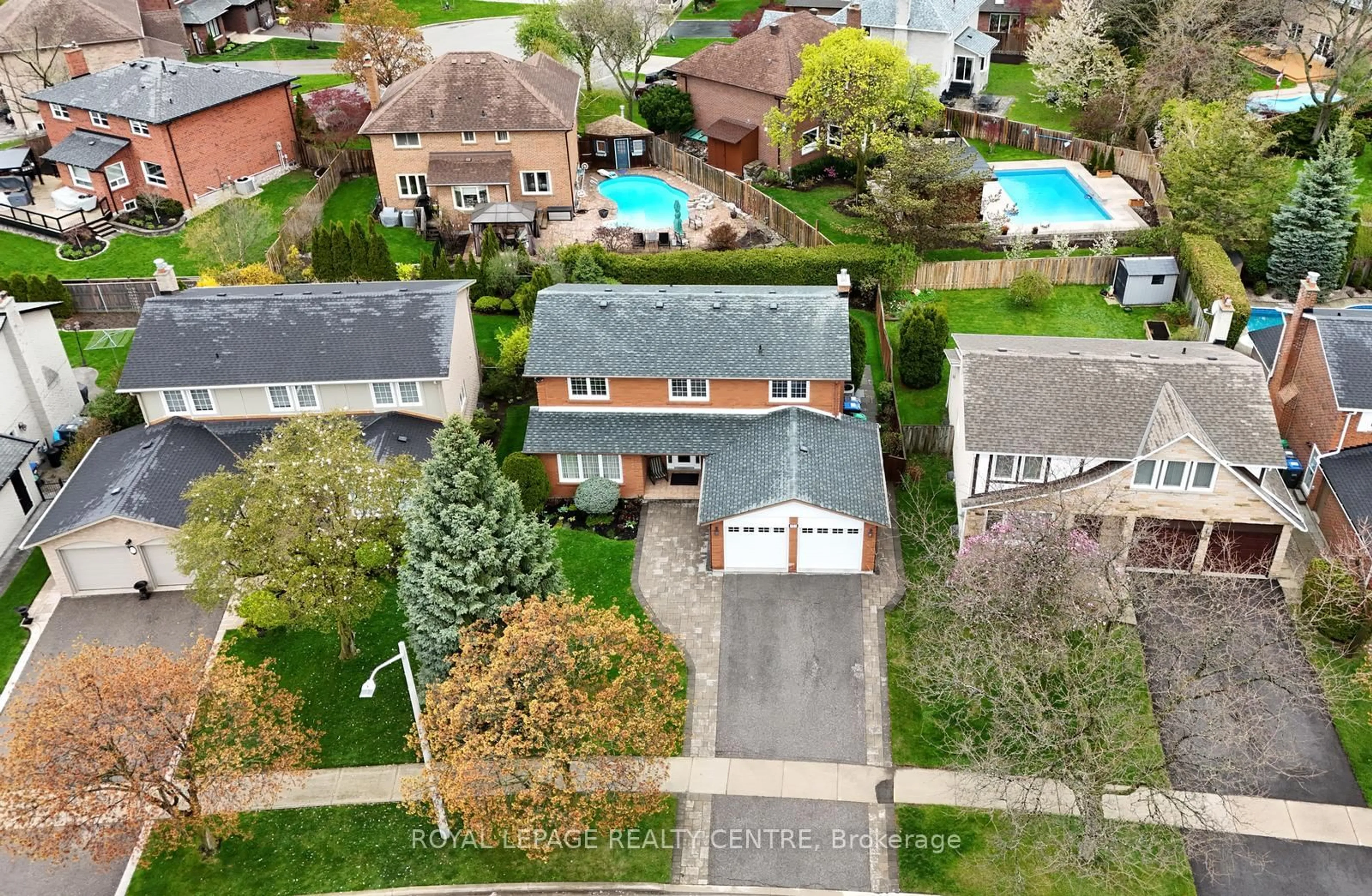 A pic from outside/outdoor area/front of a property/back of a property/a pic from drone, street for 757 Damien Way, Mississauga Ontario L5C 3C3