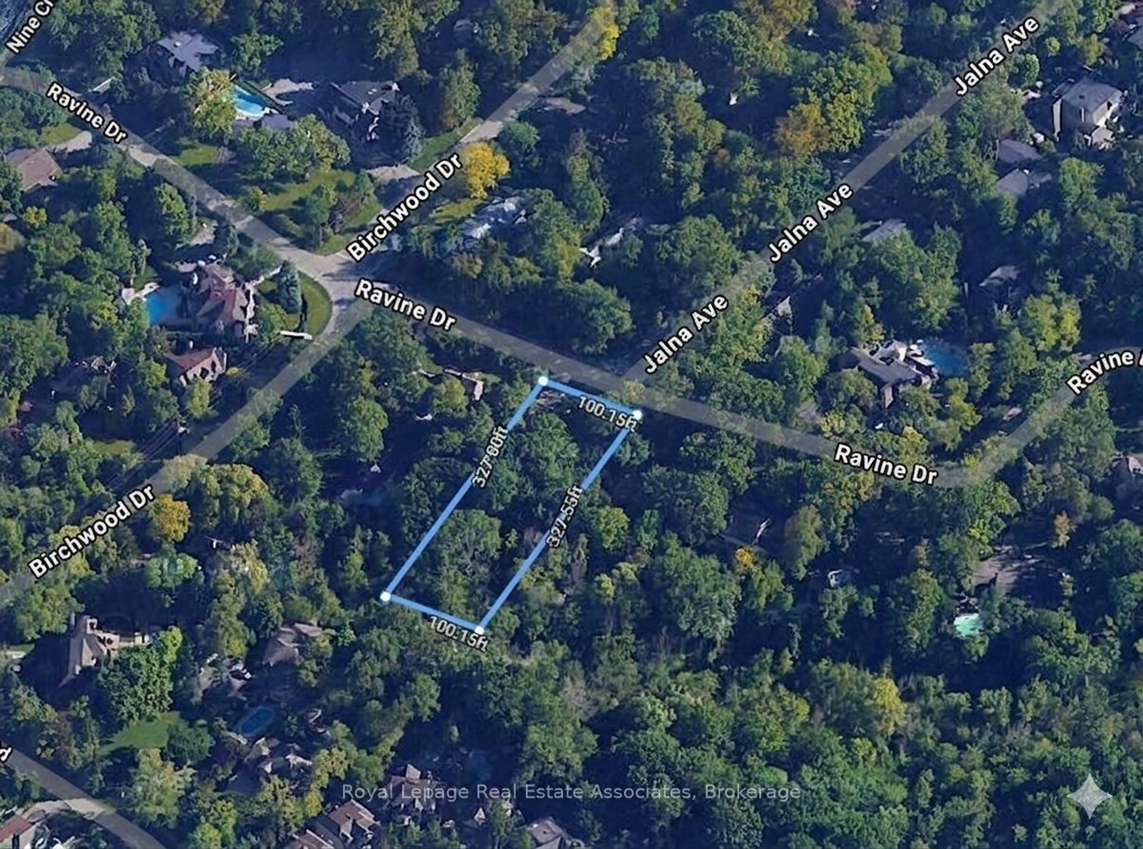 A pic from outside/outdoor area/front of a property/back of a property/a pic from drone, street for 1258 Ravine Dr, Mississauga Ontario L5J 3E4