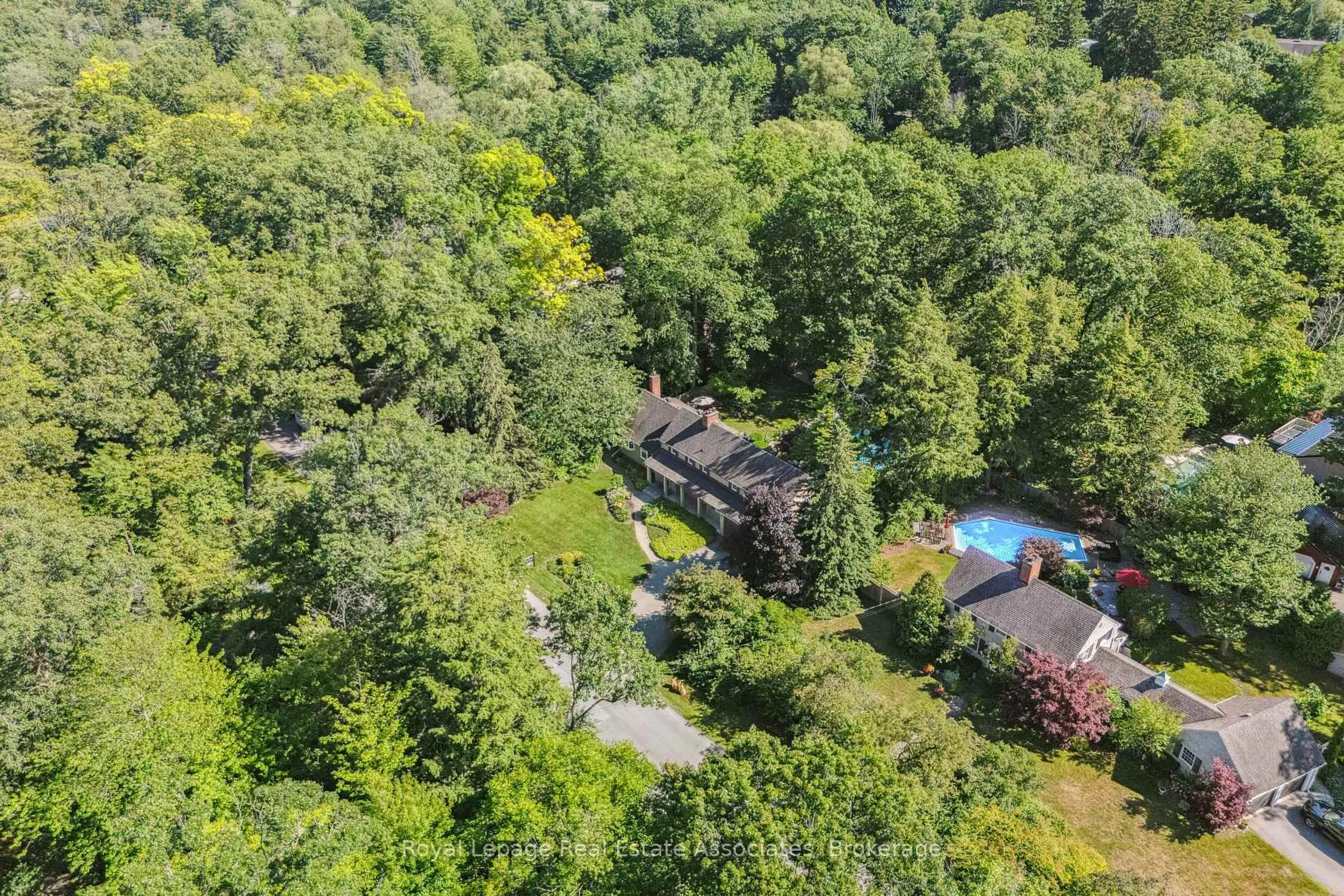 A pic from outside/outdoor area/front of a property/back of a property/a pic from drone, forest/trees view for 1258 Ravine Dr, Mississauga Ontario L5J 3E4