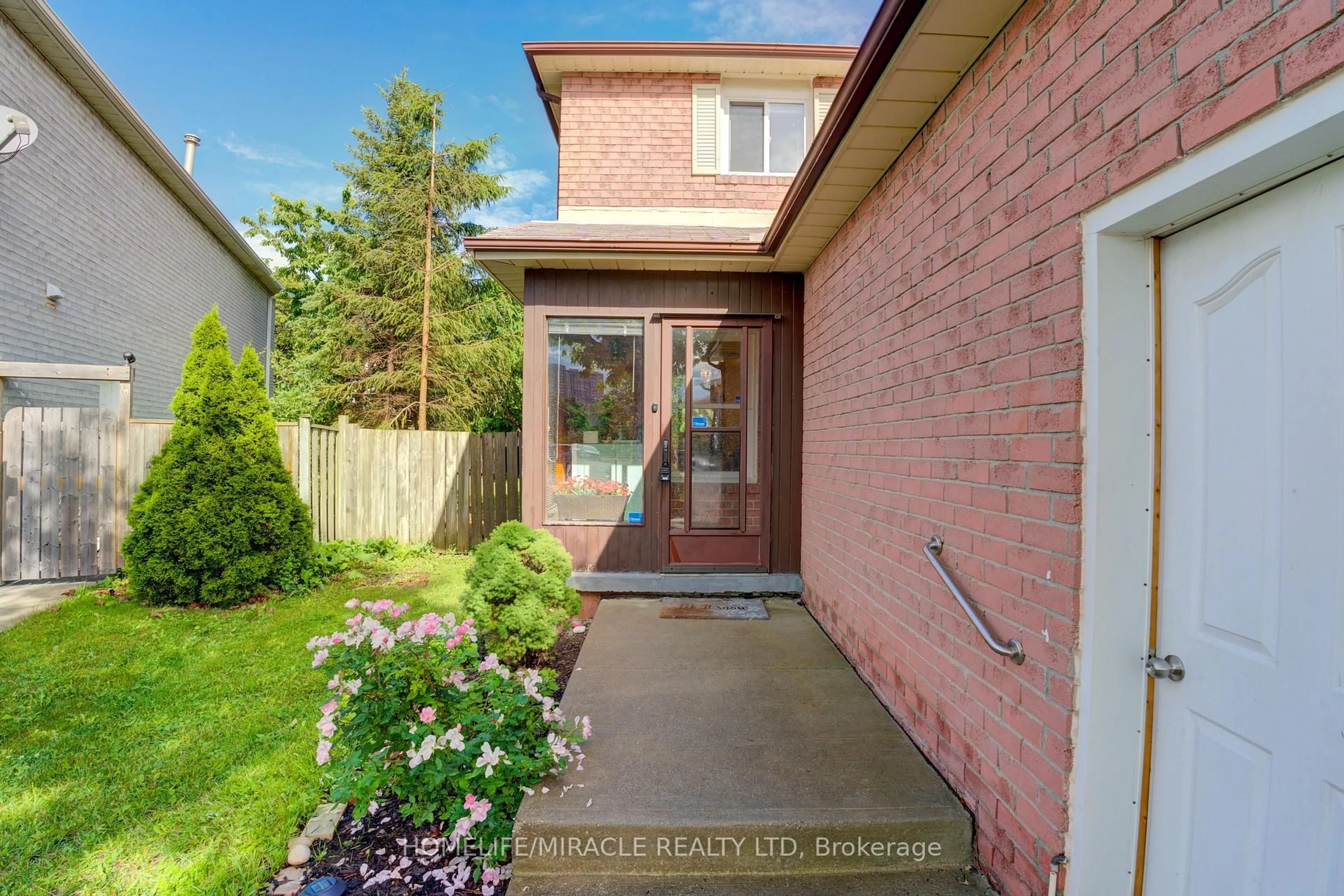 Home with brick exterior material, street for 22 Kesteven Cres, Brampton Ontario L6W 4E1
