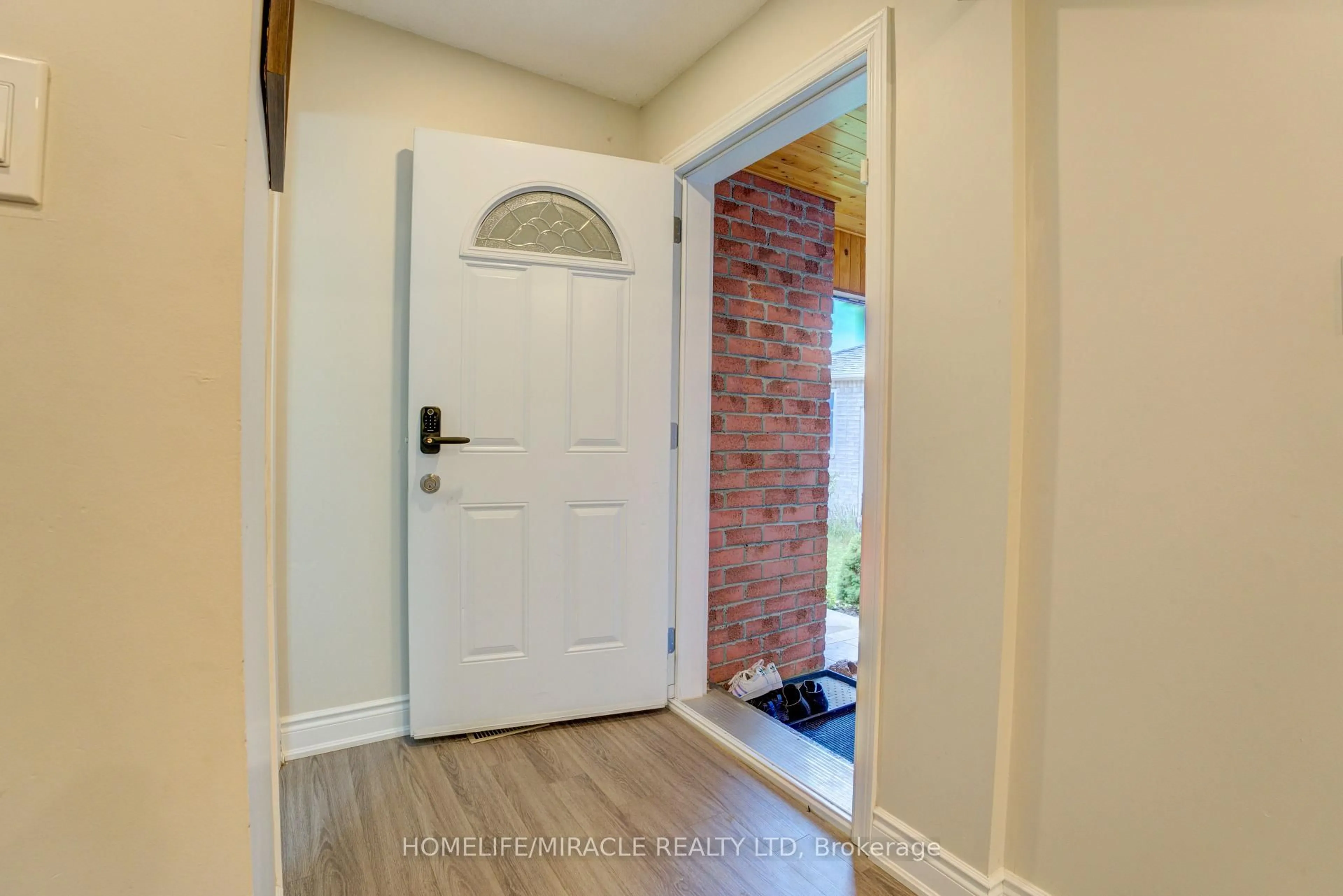 Indoor entryway for 22 Kesteven Cres, Brampton Ontario L6W 4E1