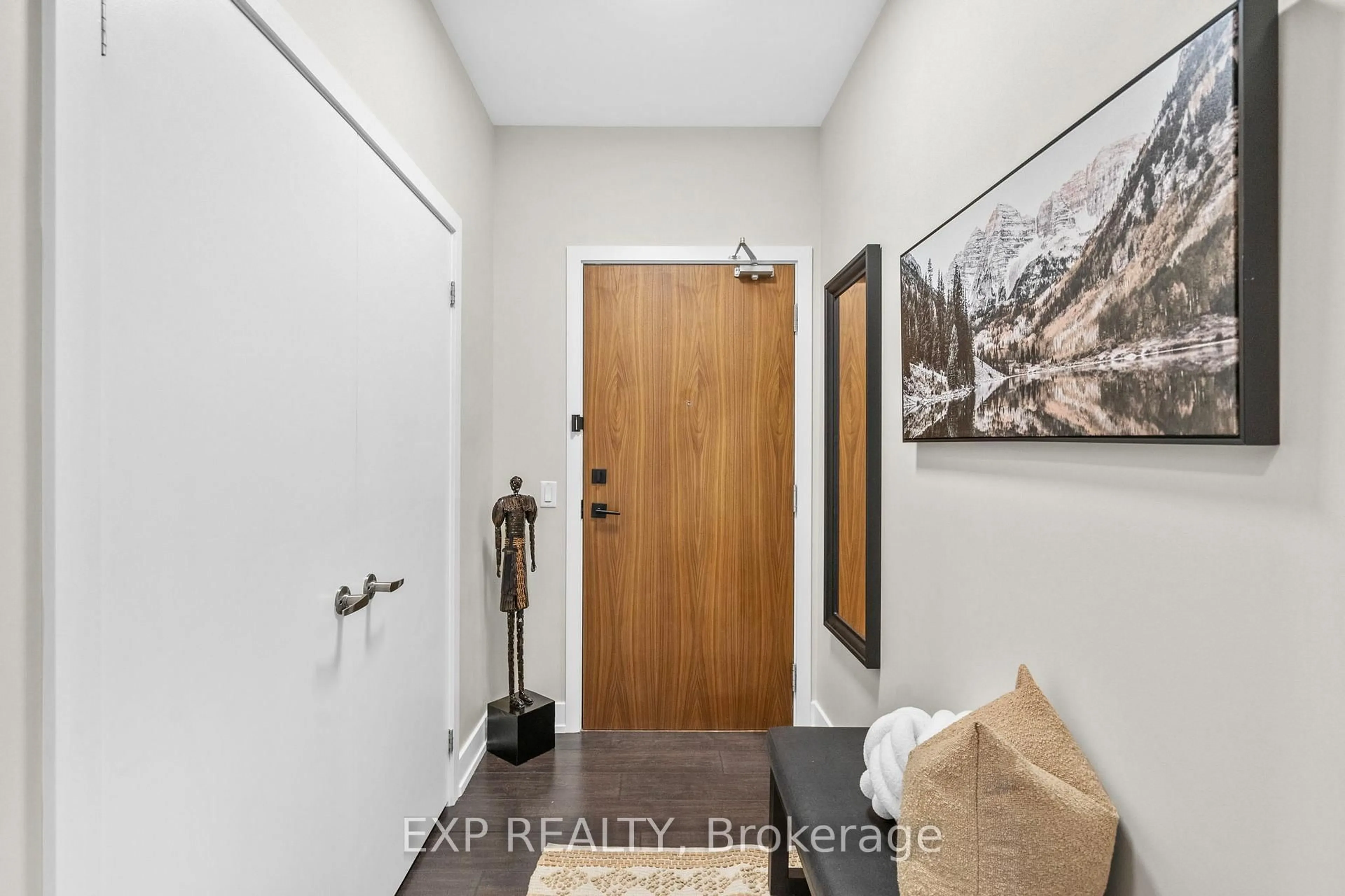 Indoor entryway for 8 Ann St #1201, Mississauga Ontario L5G 3E6