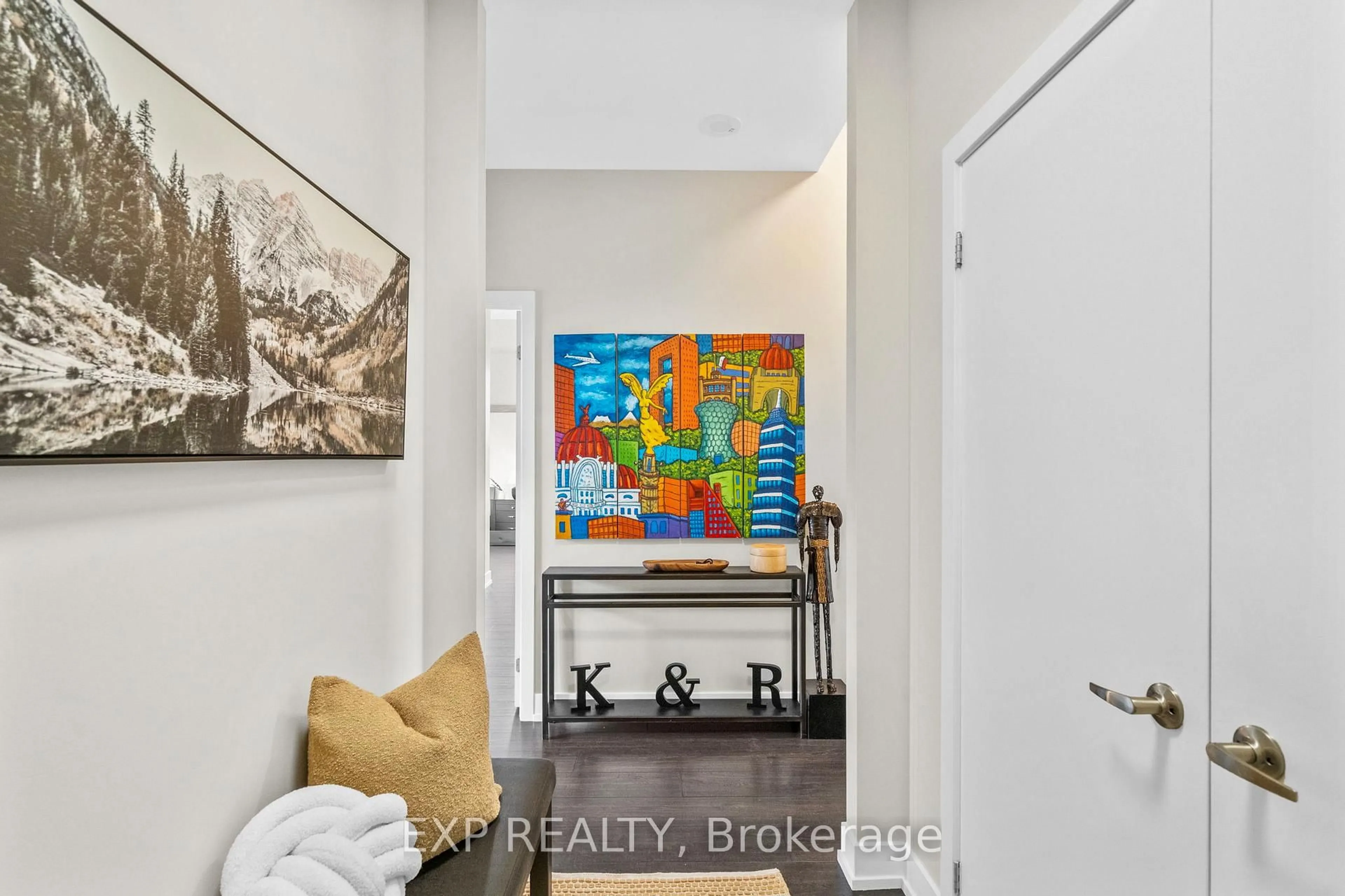 Indoor entryway for 8 Ann St #1201, Mississauga Ontario L5G 3E6